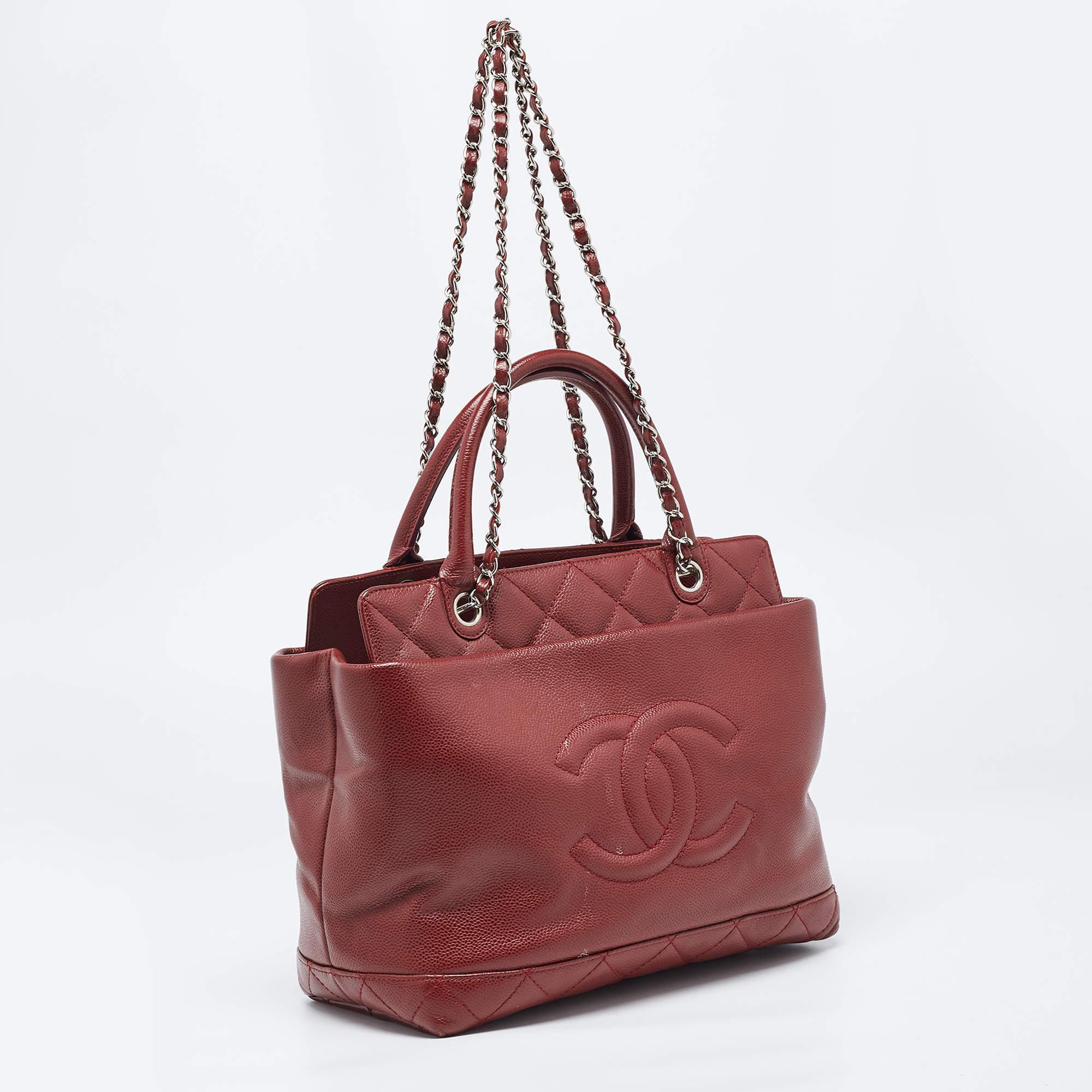 This alluring tote bag for women has been designed to assist you on any day. Convenient to carry and fashionably designed, the tote is cut with skill and sewn into a great shape. It is well-equipped to be a reliable accessory.



