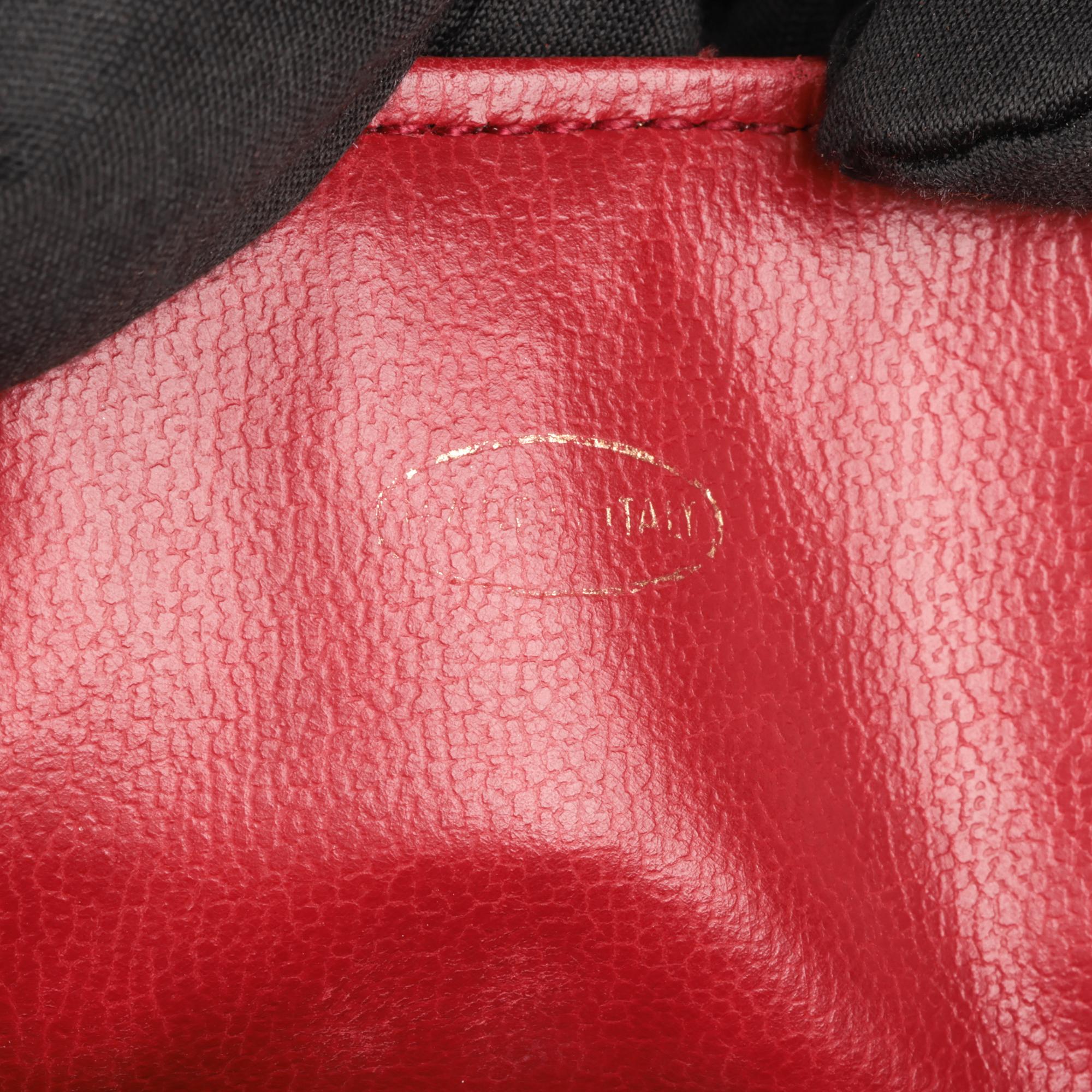 CHANEL - Mini sac à rabat vintage en cuir texturé rouge matelassé en vente 5