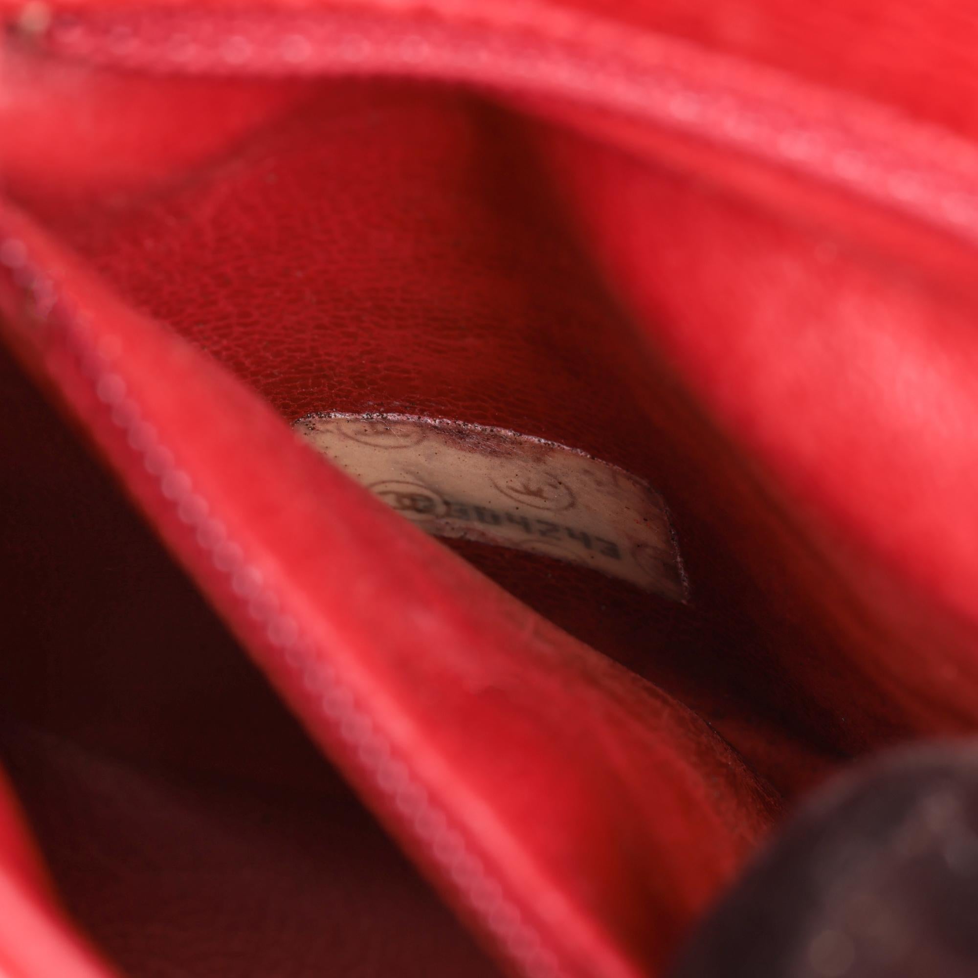 CHANEL - Mini sac à rabat vintage en cuir texturé rouge matelassé en vente 6