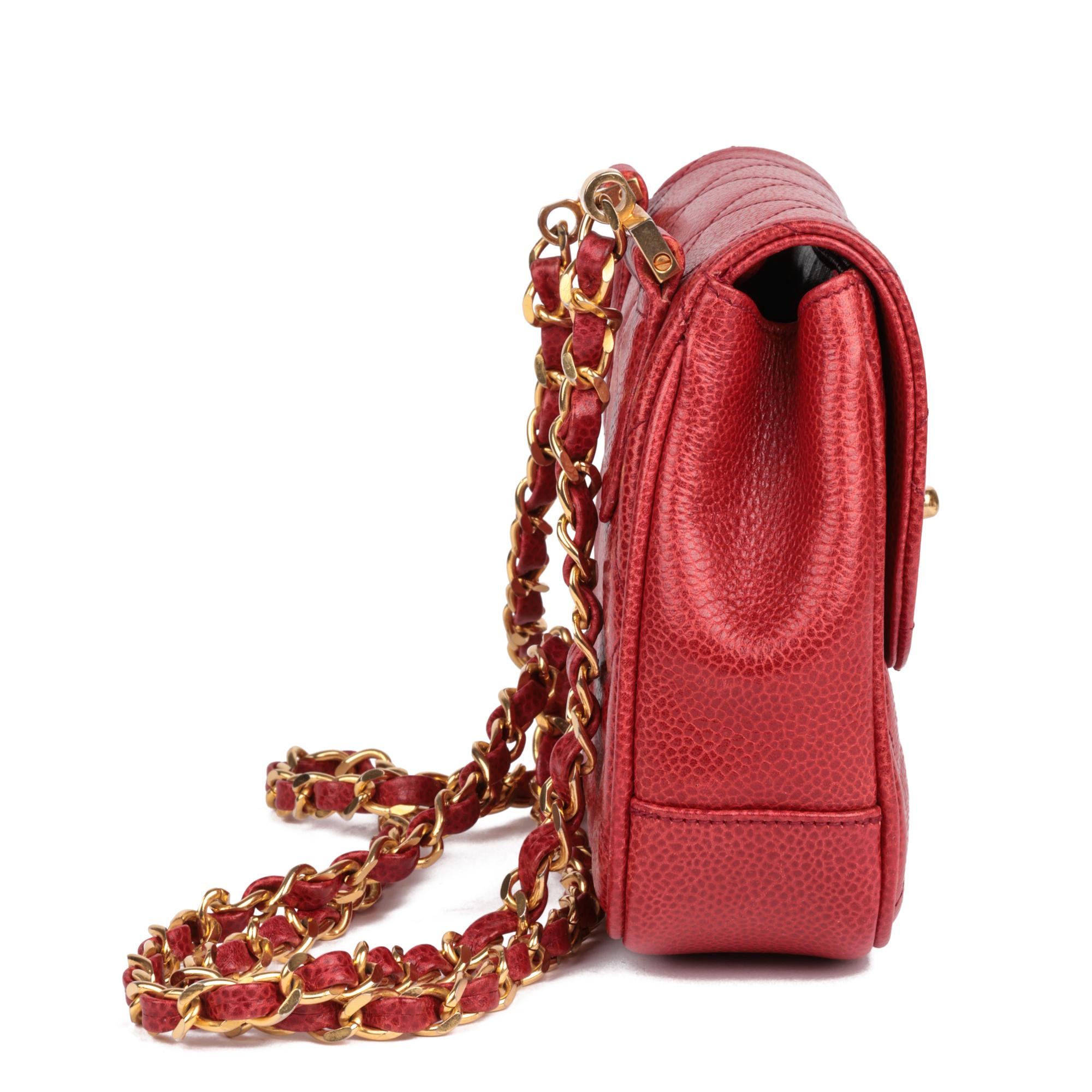 Rouge CHANEL - Mini sac à rabat vintage en cuir texturé rouge matelassé en vente