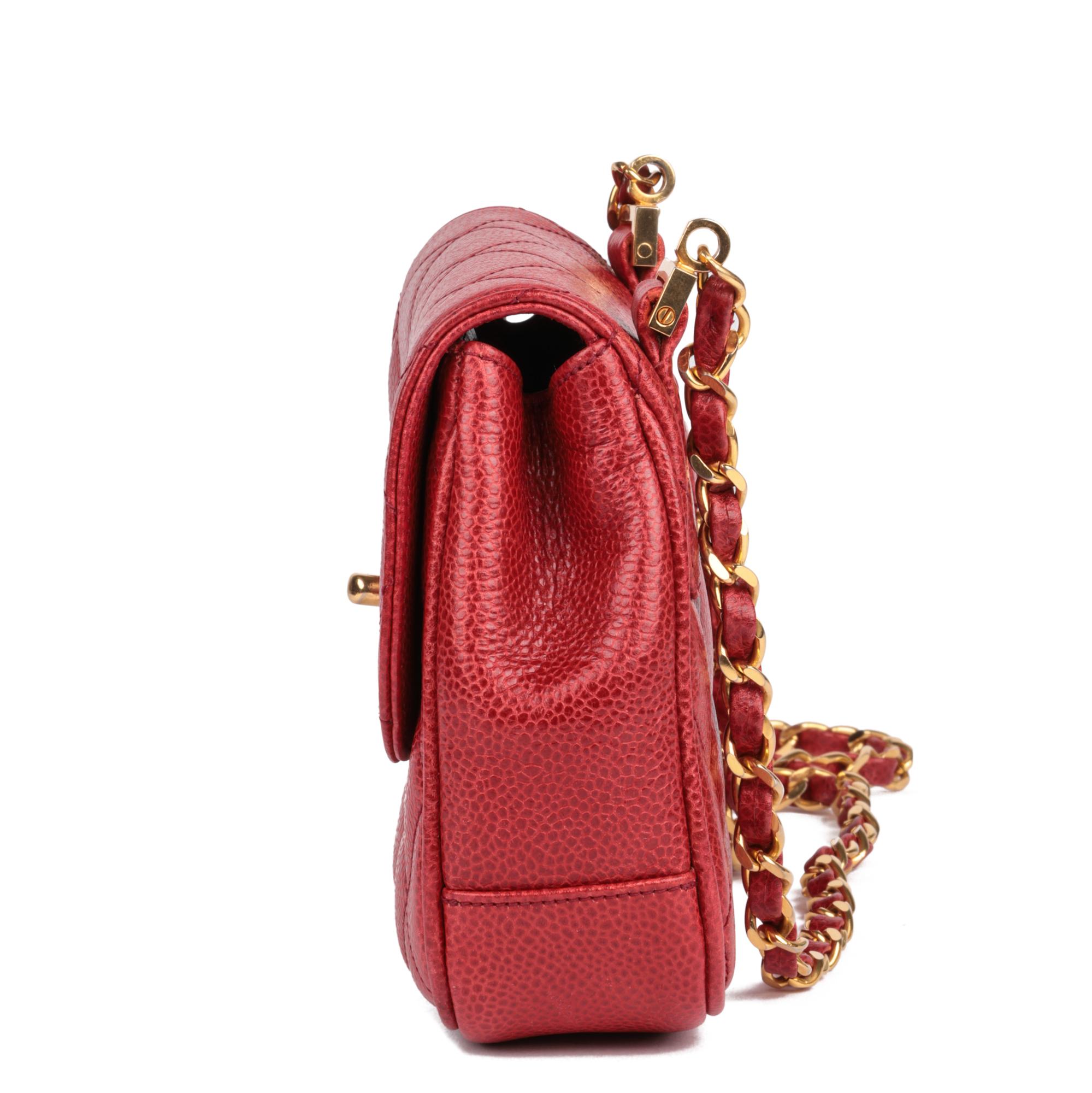 CHANEL Rote gesteppte Vintage Mini-Klappentasche aus Leder in Kaviar Damen im Angebot