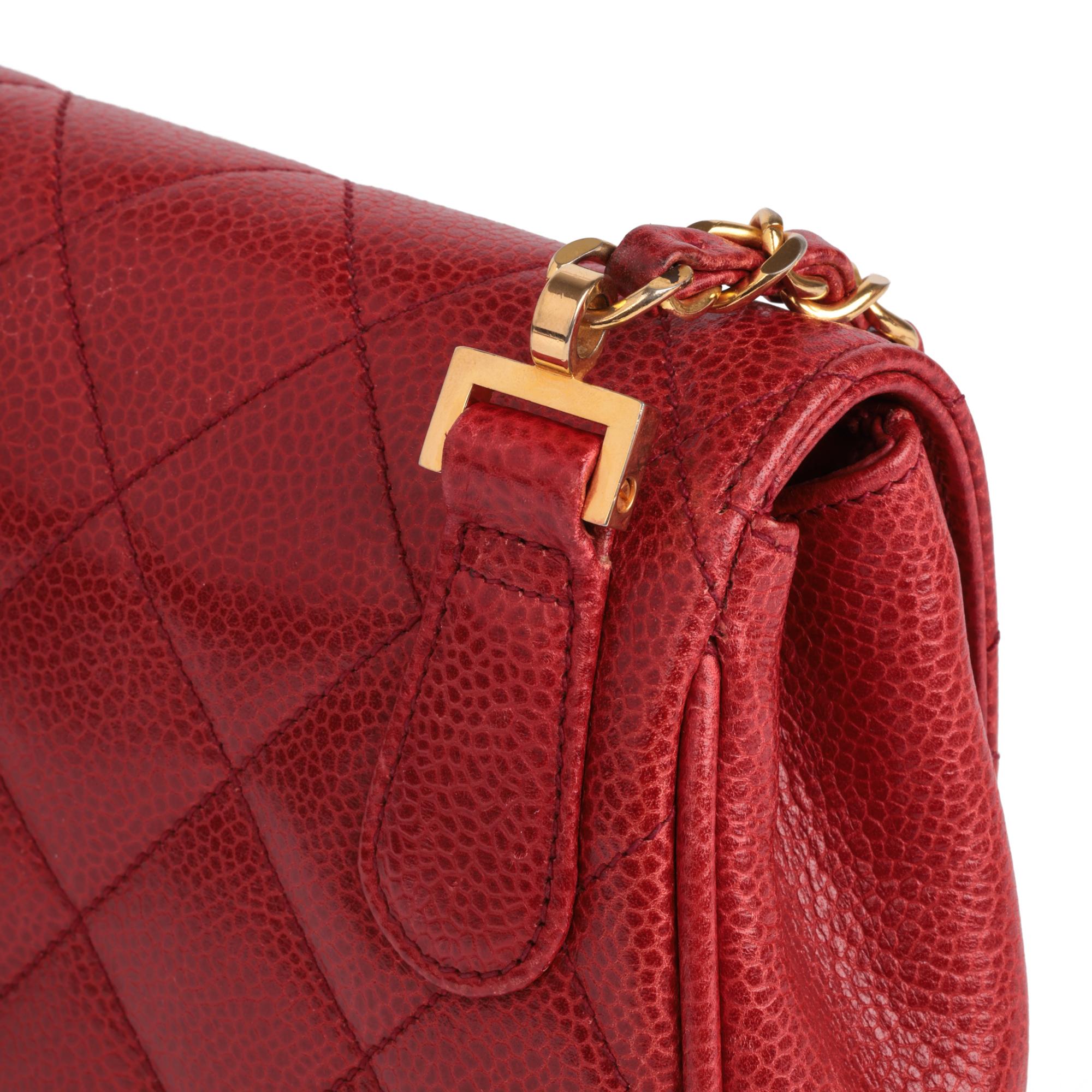 CHANEL - Mini sac à rabat vintage en cuir texturé rouge matelassé en vente 3