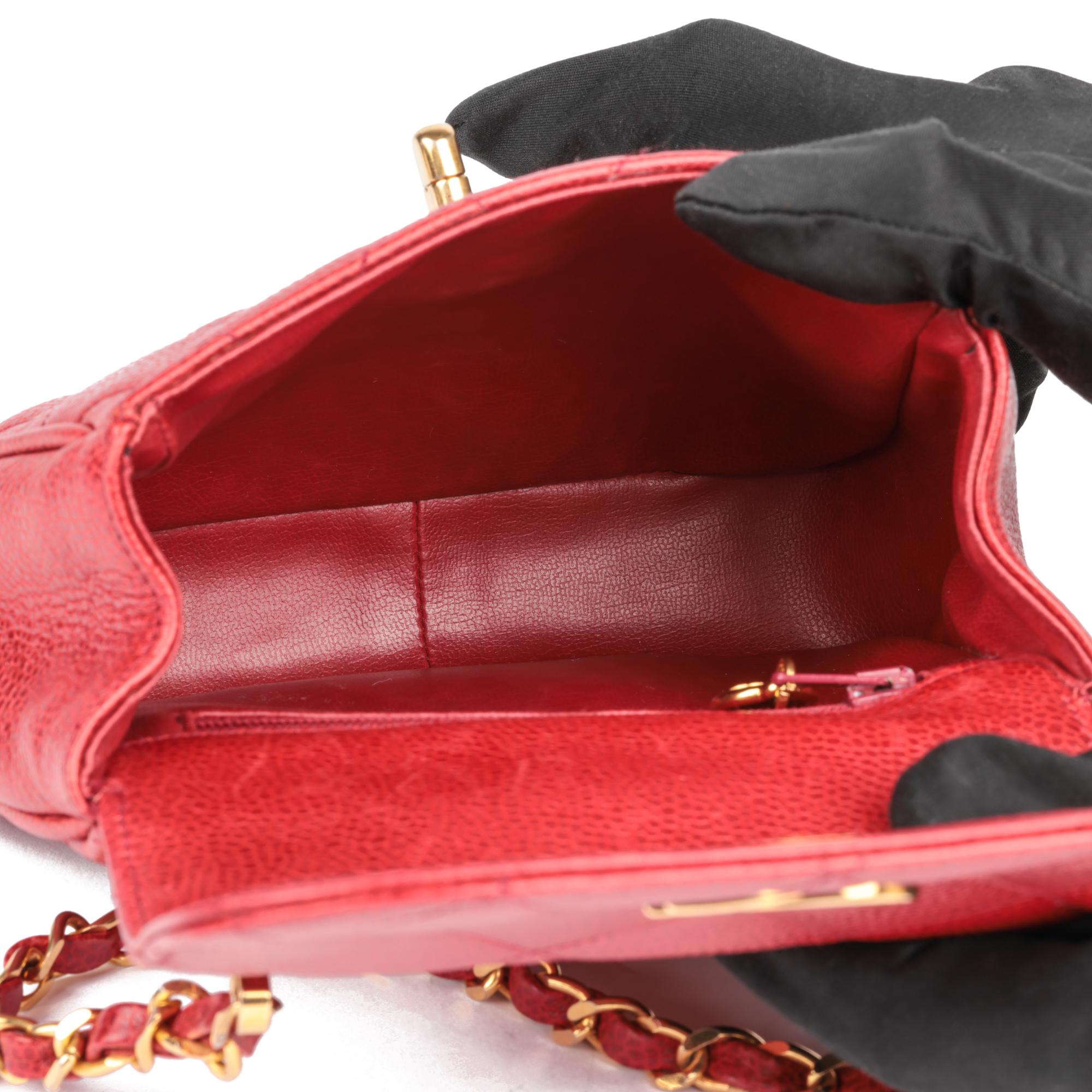 CHANEL - Mini sac à rabat vintage en cuir texturé rouge matelassé en vente 4