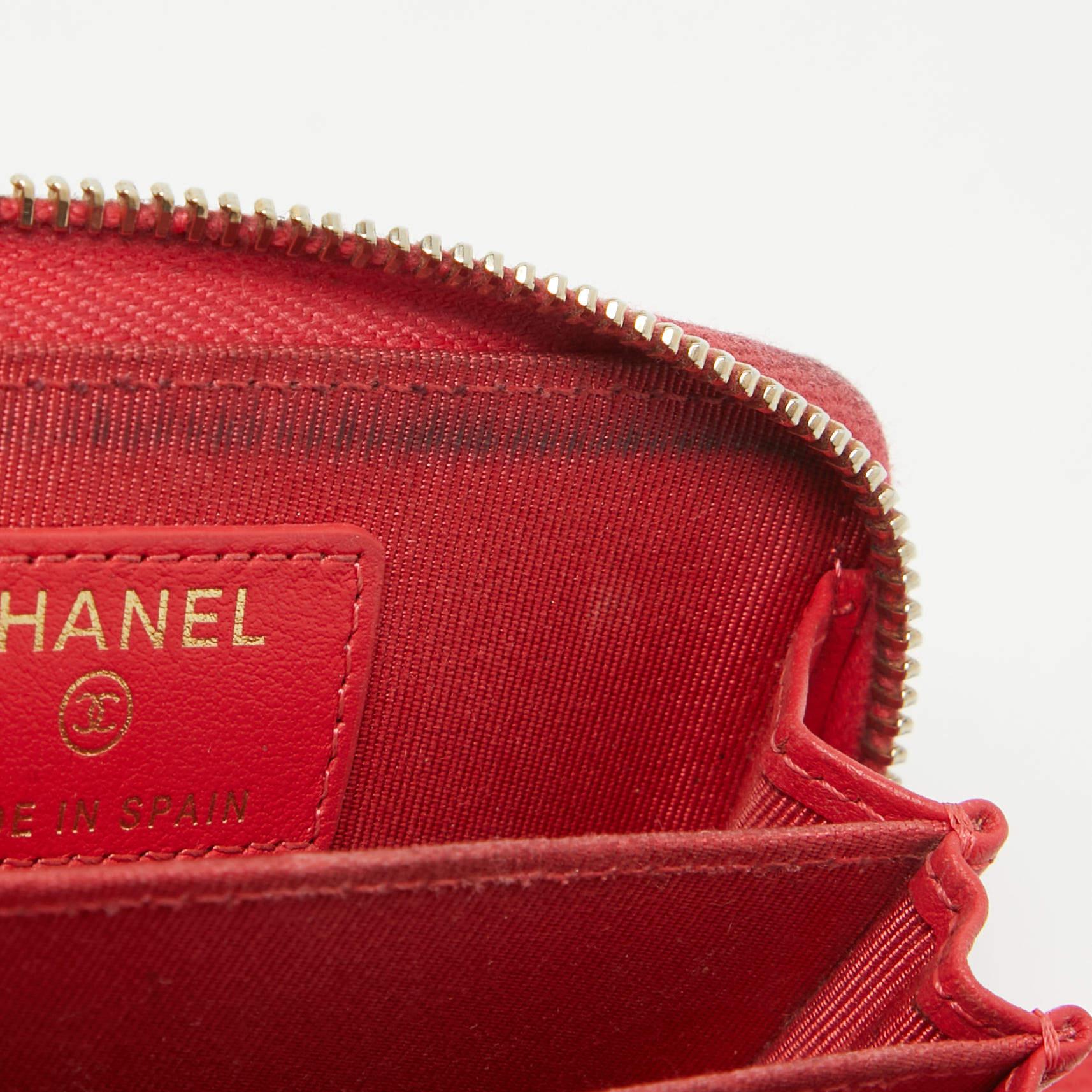 Chanel - Porte-monnaie zippé en cuir caviar matelassé rouge en vente 6