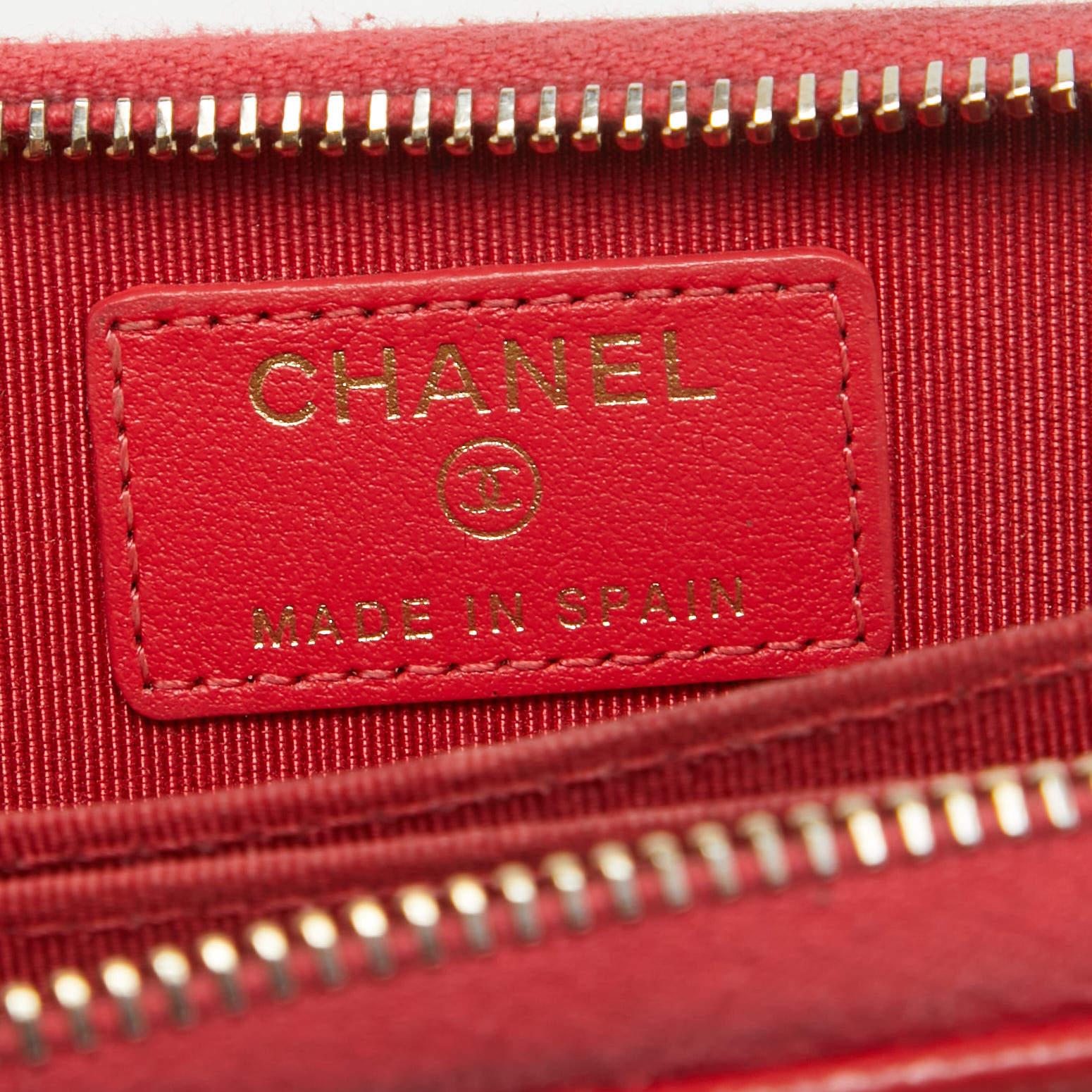 Chanel - Porte-monnaie zippé en cuir caviar matelassé rouge en vente 9