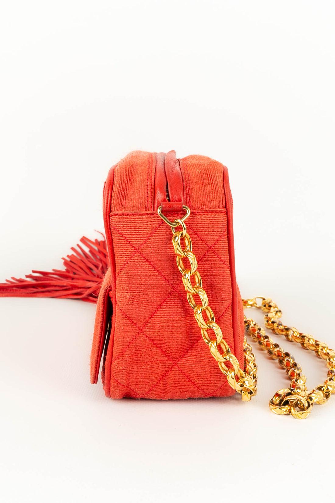 Chanel - (Made in France) Bag in red quilted cotton and gold metal attributes. 
Serial number present. Collection 1989/1991.

Additional information: 
Dimensions: 
Length : 19 cm, Height : 13 cm, Depth : 7.5 cm, Handle : 110 cm

Condition: Good