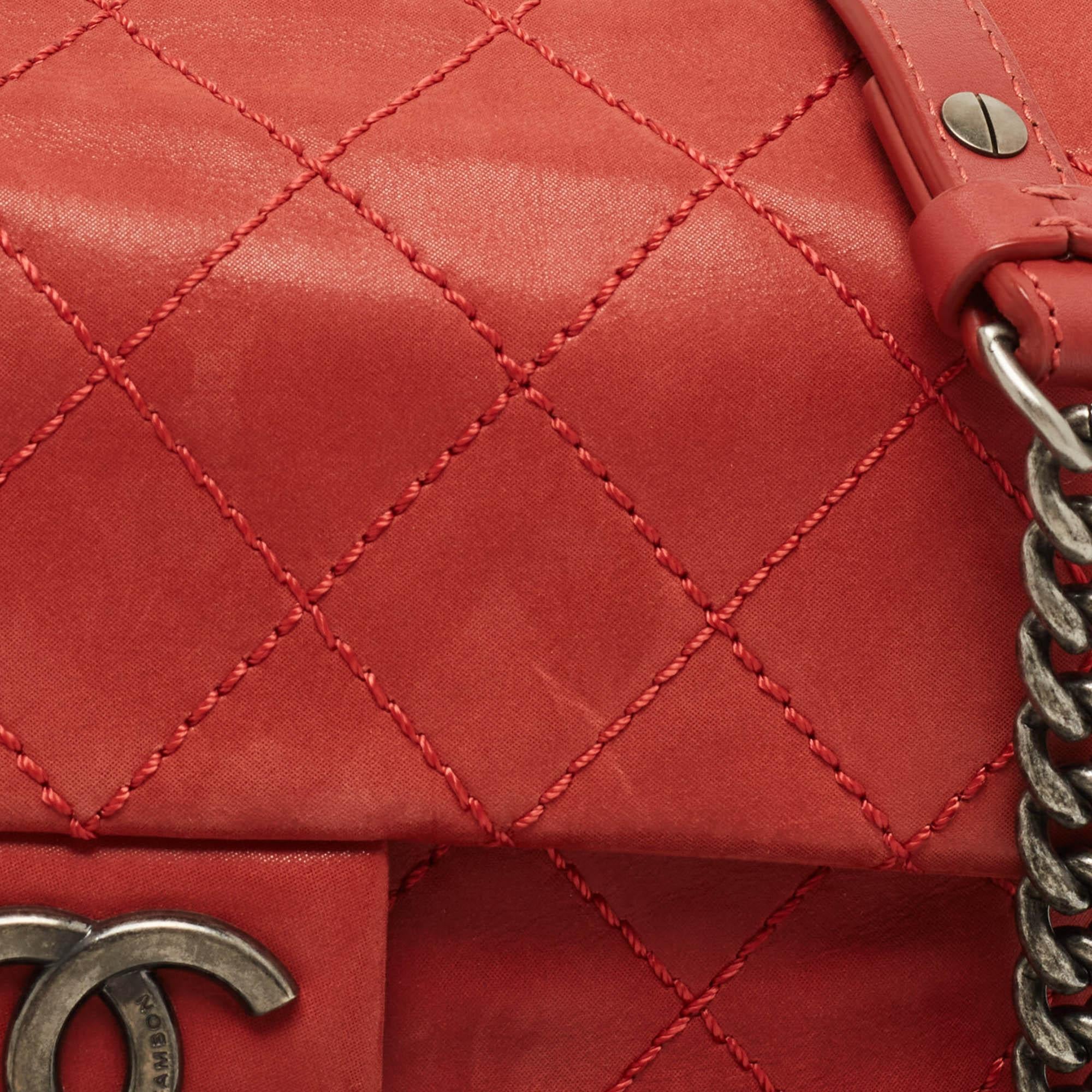 Chanel Rote gesteppte schillernde Leder CC Klappe Crossbody Tasche im Angebot 8