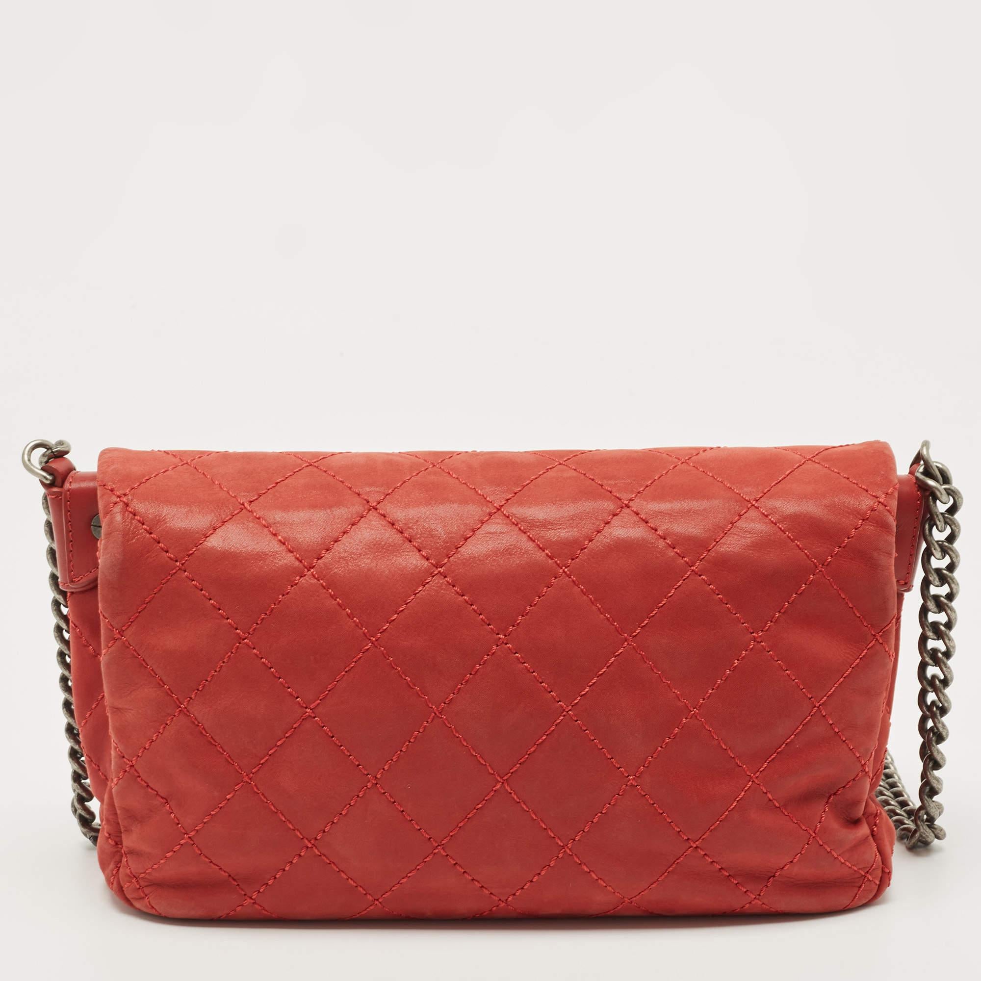 Chanel Rote gesteppte schillernde Leder CC Klappe Crossbody Tasche im Angebot 9
