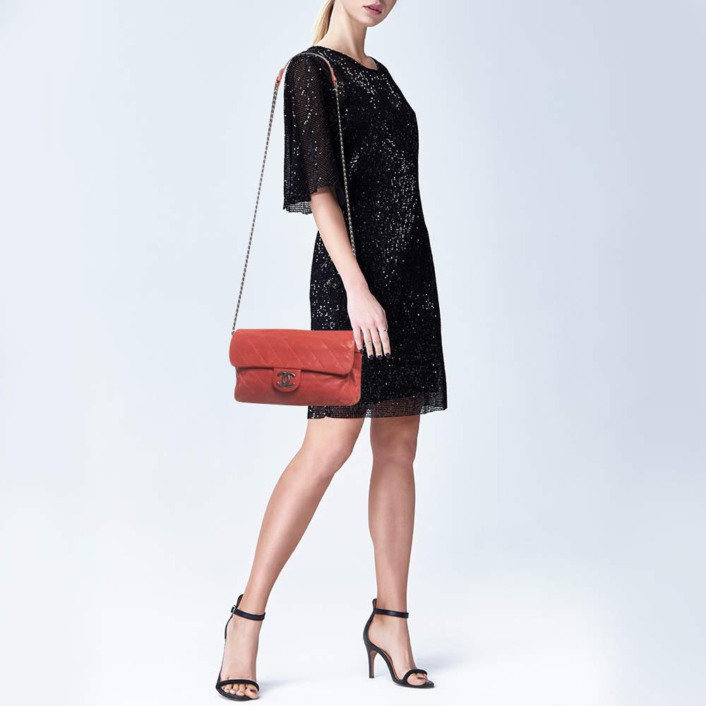Chanel Rote gesteppte schillernde Leder CC Klappe Crossbody Tasche im Zustand „Gut“ im Angebot in Dubai, Al Qouz 2