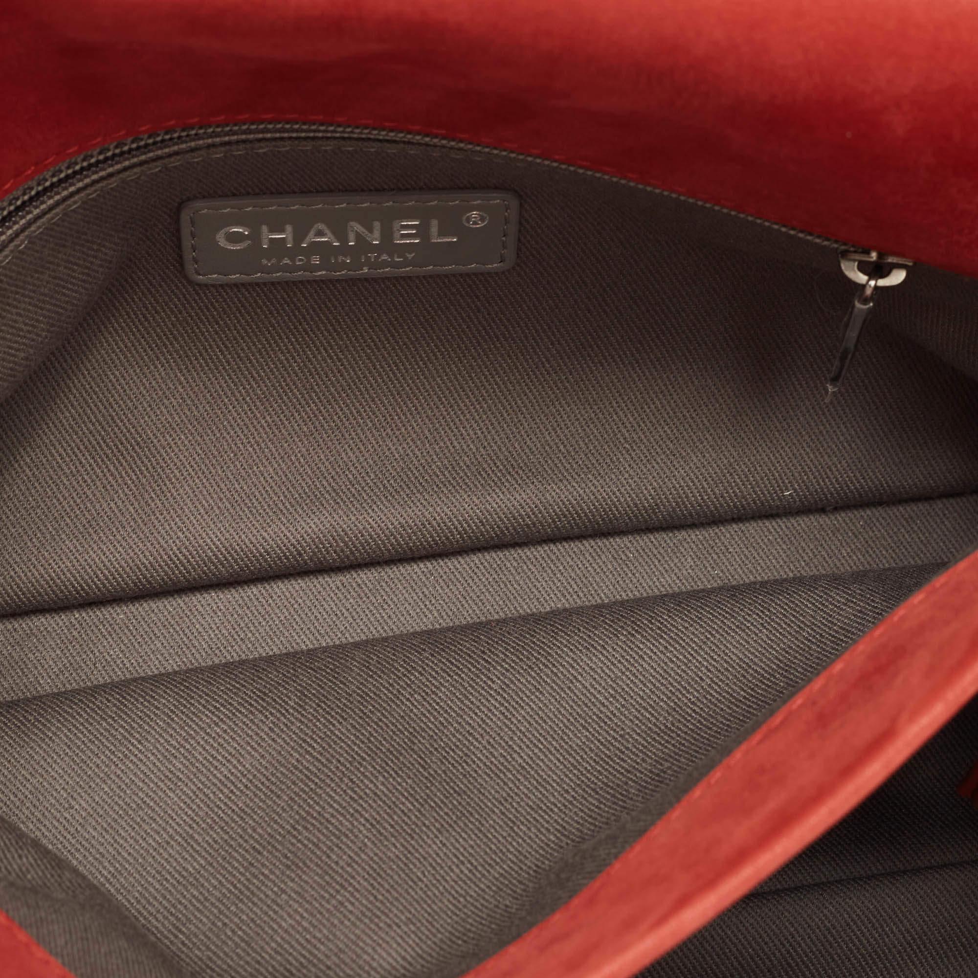 Chanel Rote gesteppte schillernde Leder CC Klappe Crossbody Tasche im Angebot 1