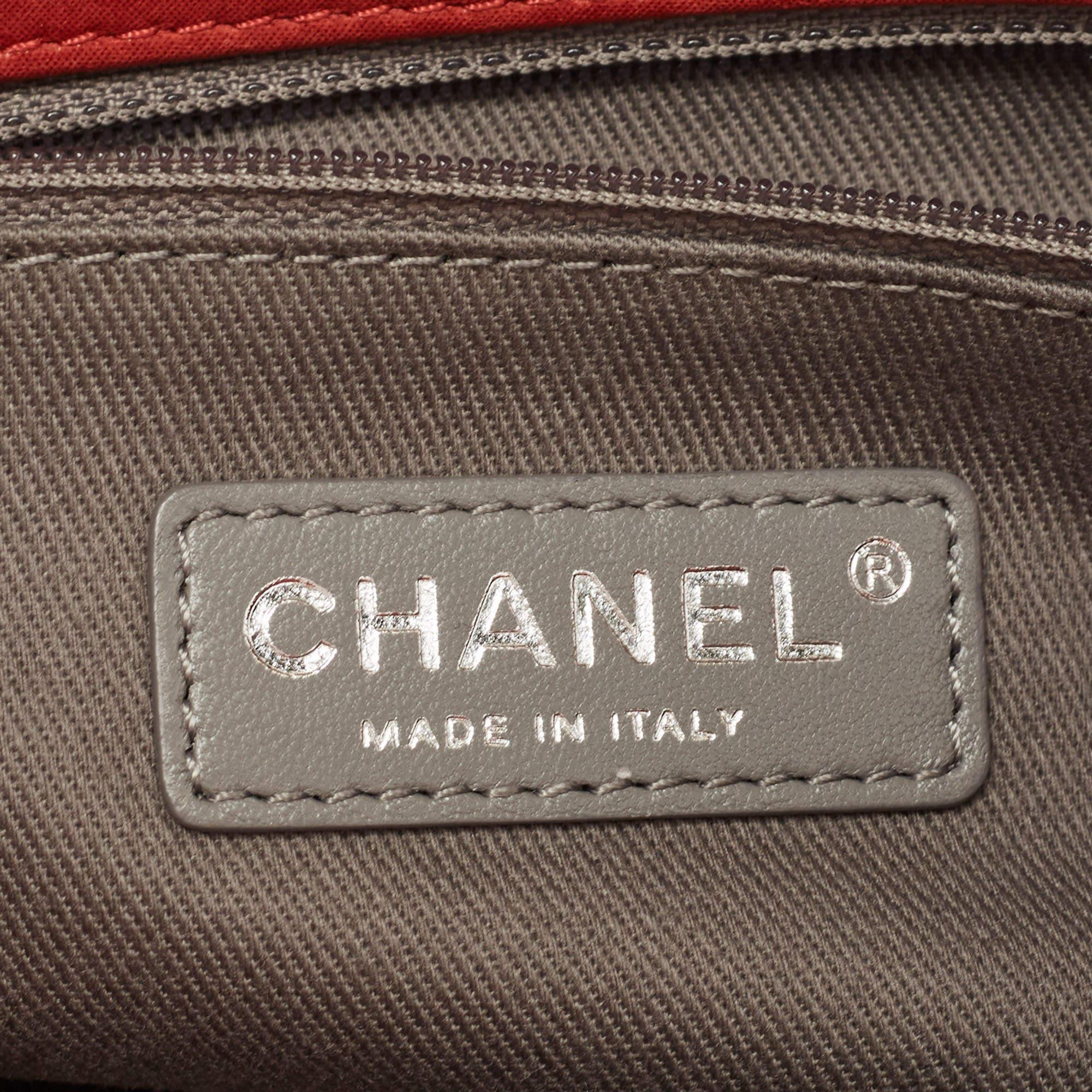 Chanel Rote gesteppte schillernde Leder CC Klappe Crossbody Tasche im Angebot 3