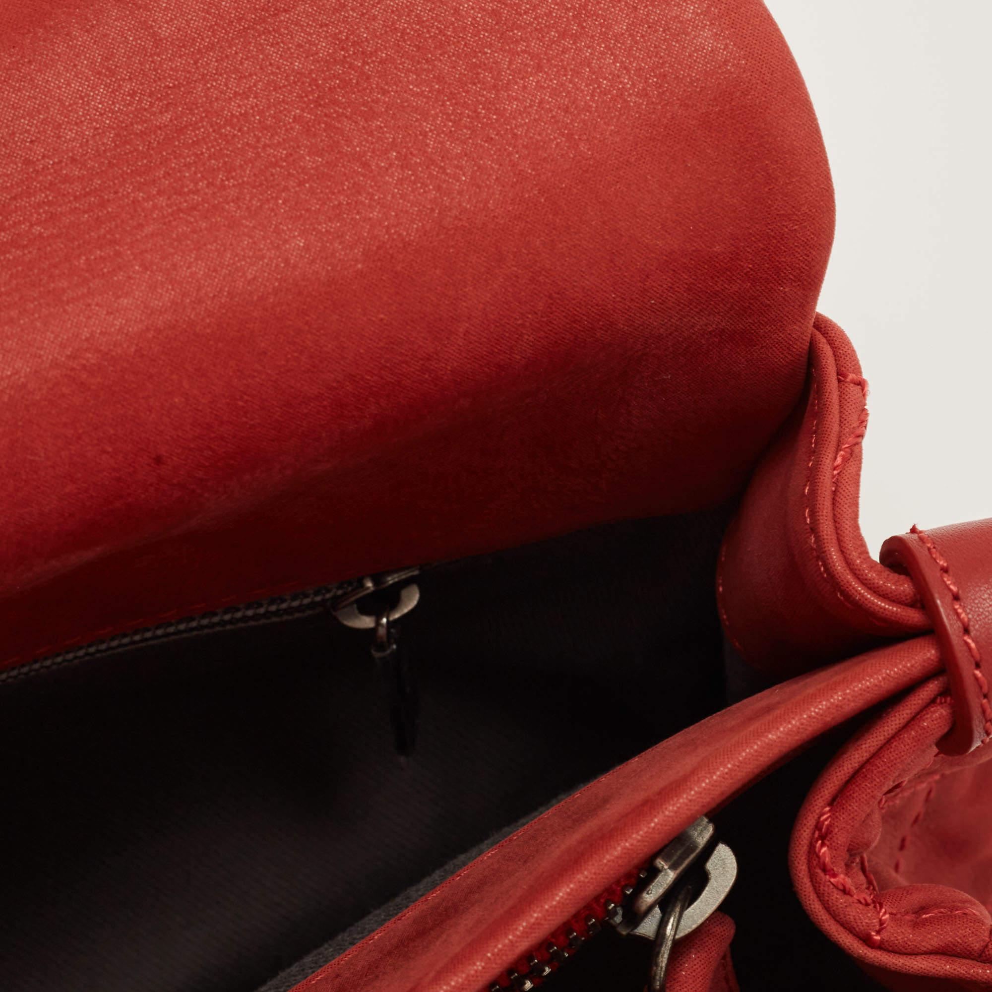 Chanel Rote gesteppte schillernde Leder CC Klappe Crossbody Tasche im Angebot 5