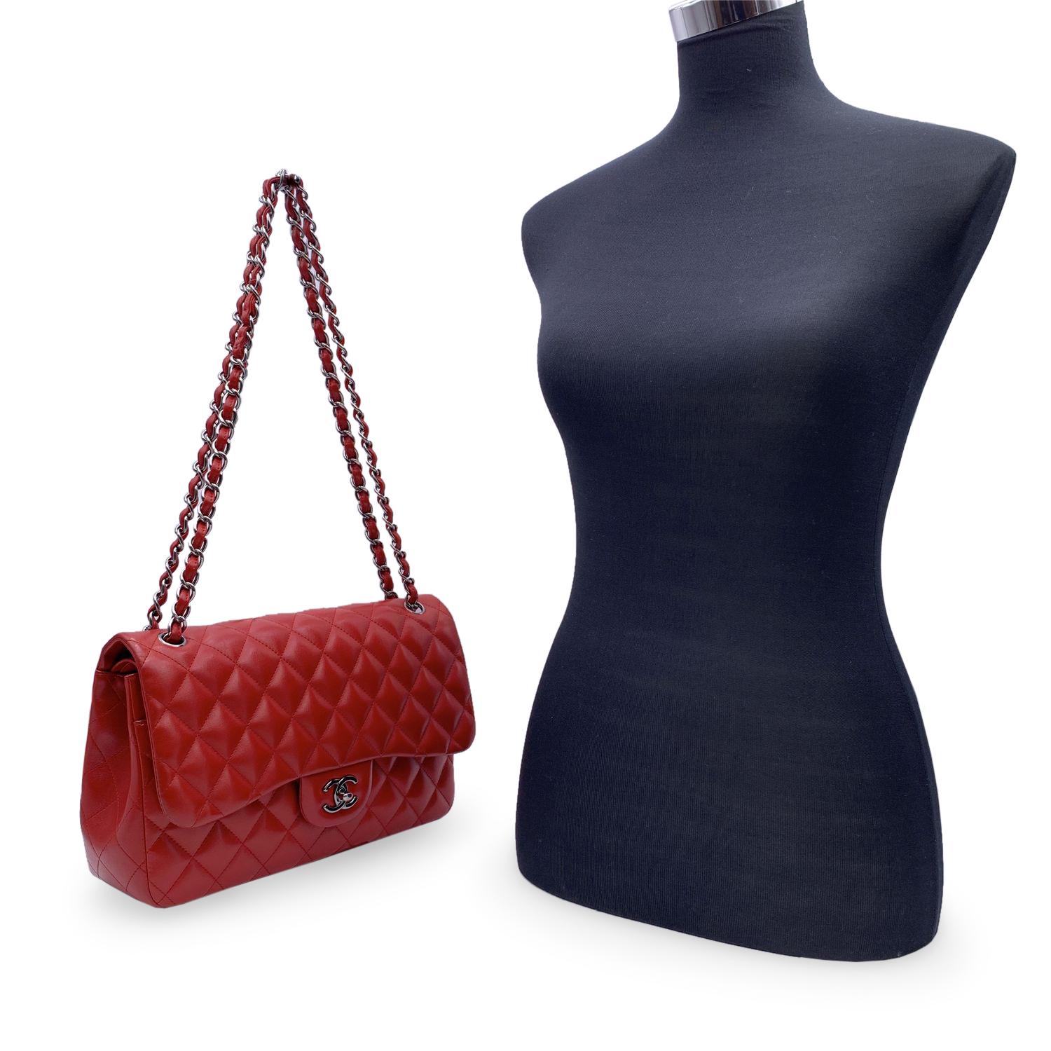 Chanel Rote gesteppte Jumbo Timeless Classic Umhängetasche 30 cm (Braun)