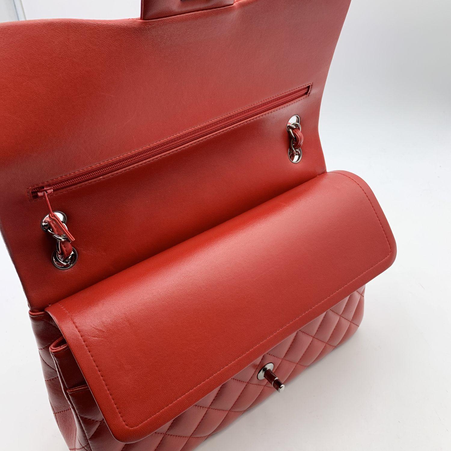 Chanel Rote gesteppte Jumbo Timeless Classic Umhängetasche 30 cm 2