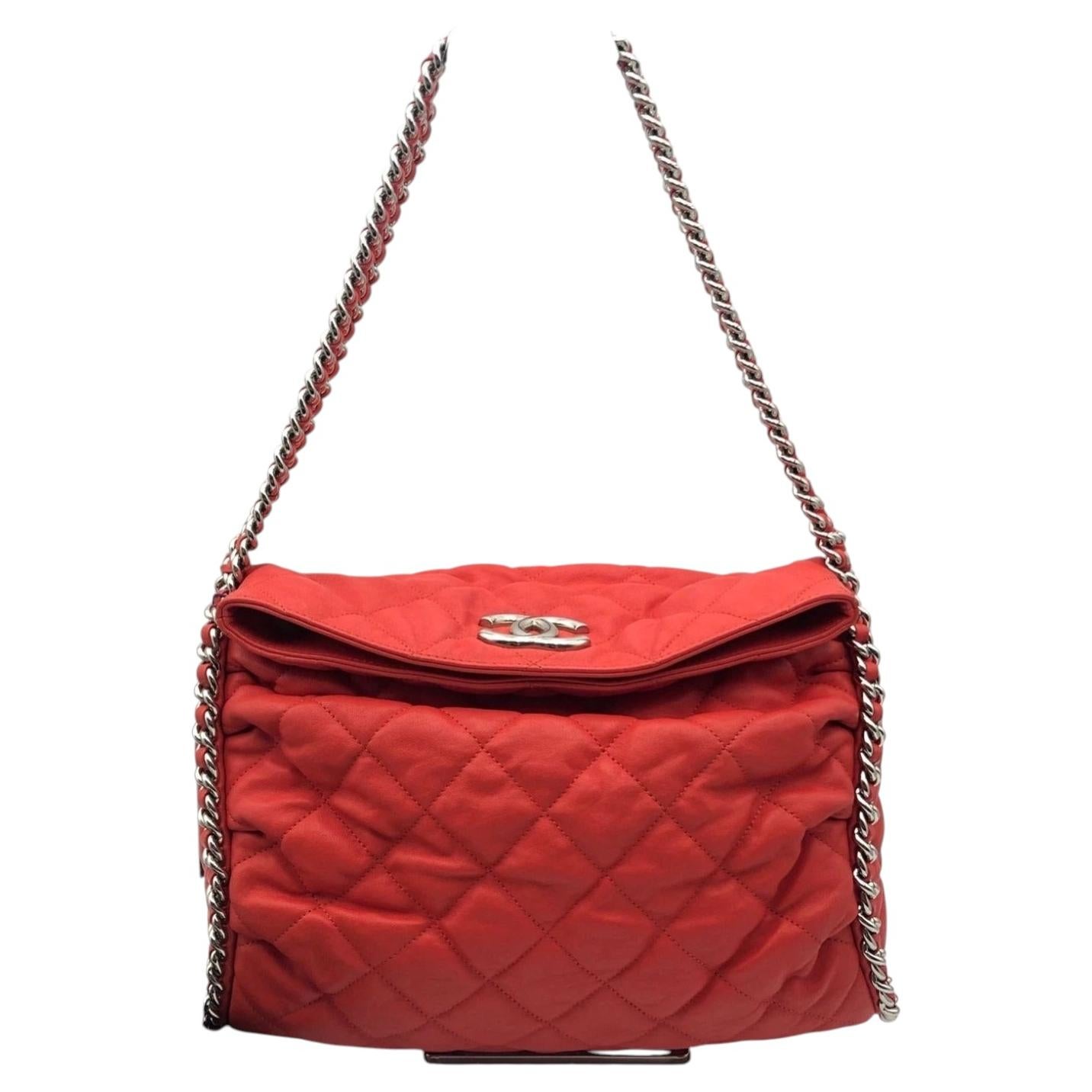 Chanel – Rote, gesteppte Hobo-Umhängetasche aus Lammleder mit Kettenriemen im Angebot