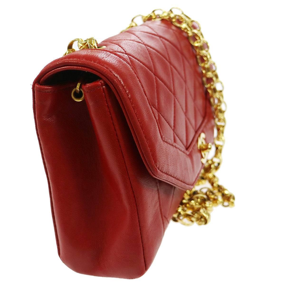 - Vintage 80s Chanel red quilted lambskin leather flap shoulder bag. 

- Featuring a gold-toned 