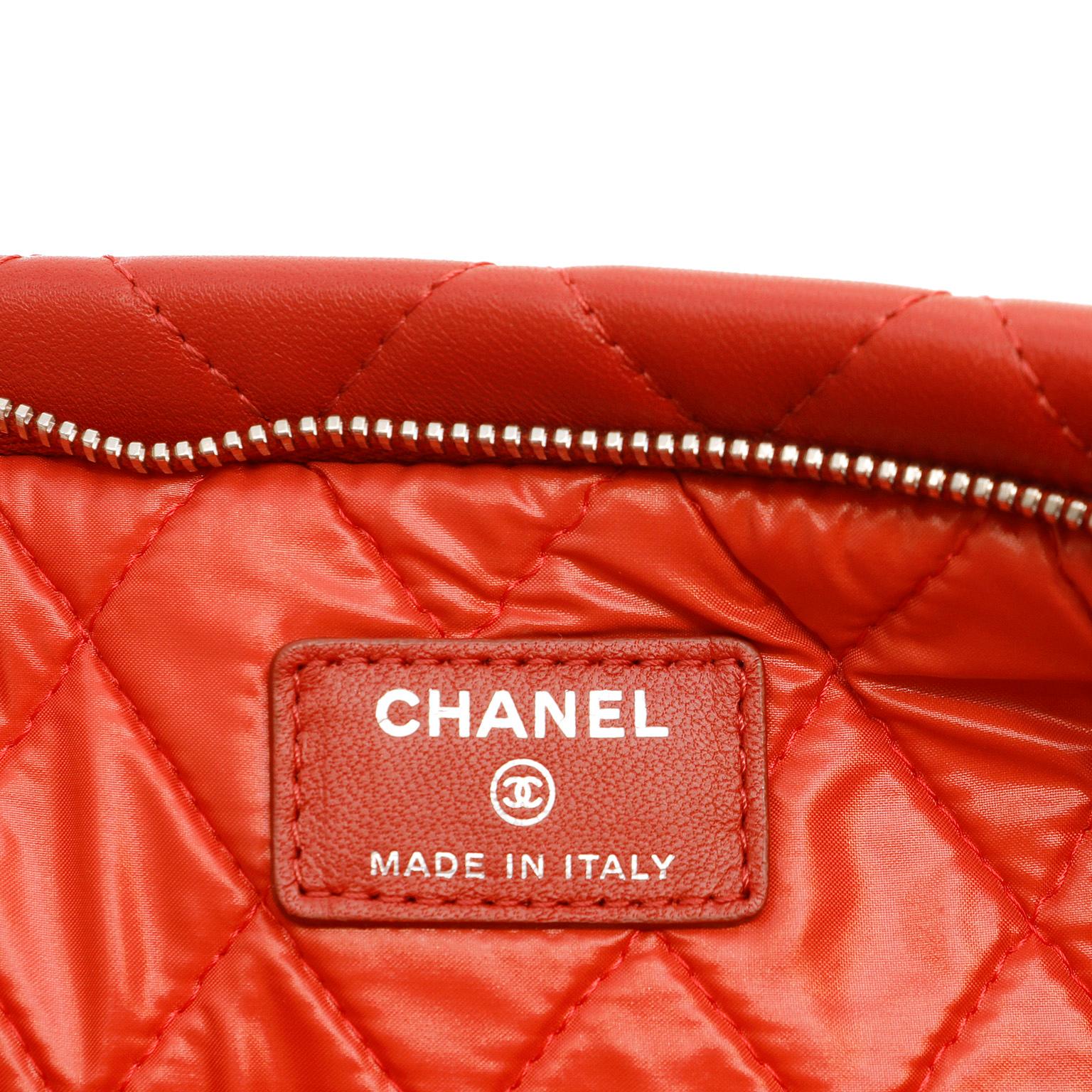 Chanel - Pochette pliante en cuir d'agneau rouge matelassé  Pour femmes en vente