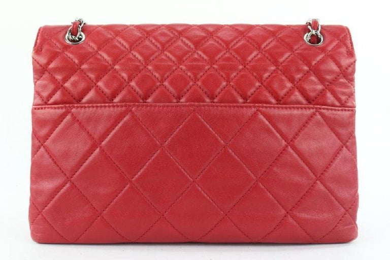 Chanel Rote gesteppte Jumbo-Lammfell-Tasche mit Klappe und Silberkette  413cas528 im Angebot bei 1stDibs