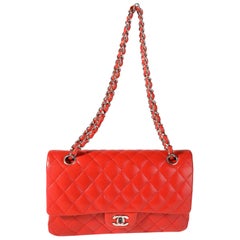 Chanel - Sac à double rabat classique de taille moyenne en cuir d
agneau matelassé rouge
