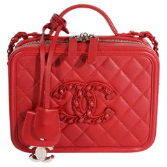 Chanel Rotes gestepptes Lammfell Medium Filigrane Waschtischkoffer