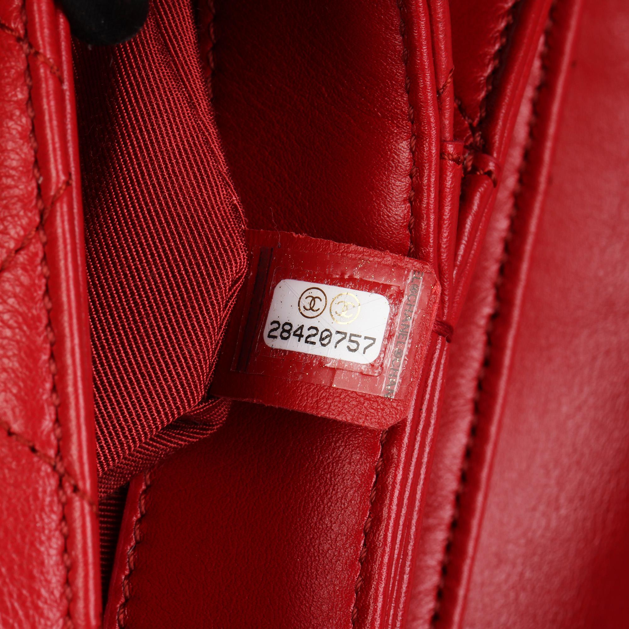 CHANEL Rote Mini Classic Top Handle Flap Bag aus gestepptem Lammfell im Angebot 5