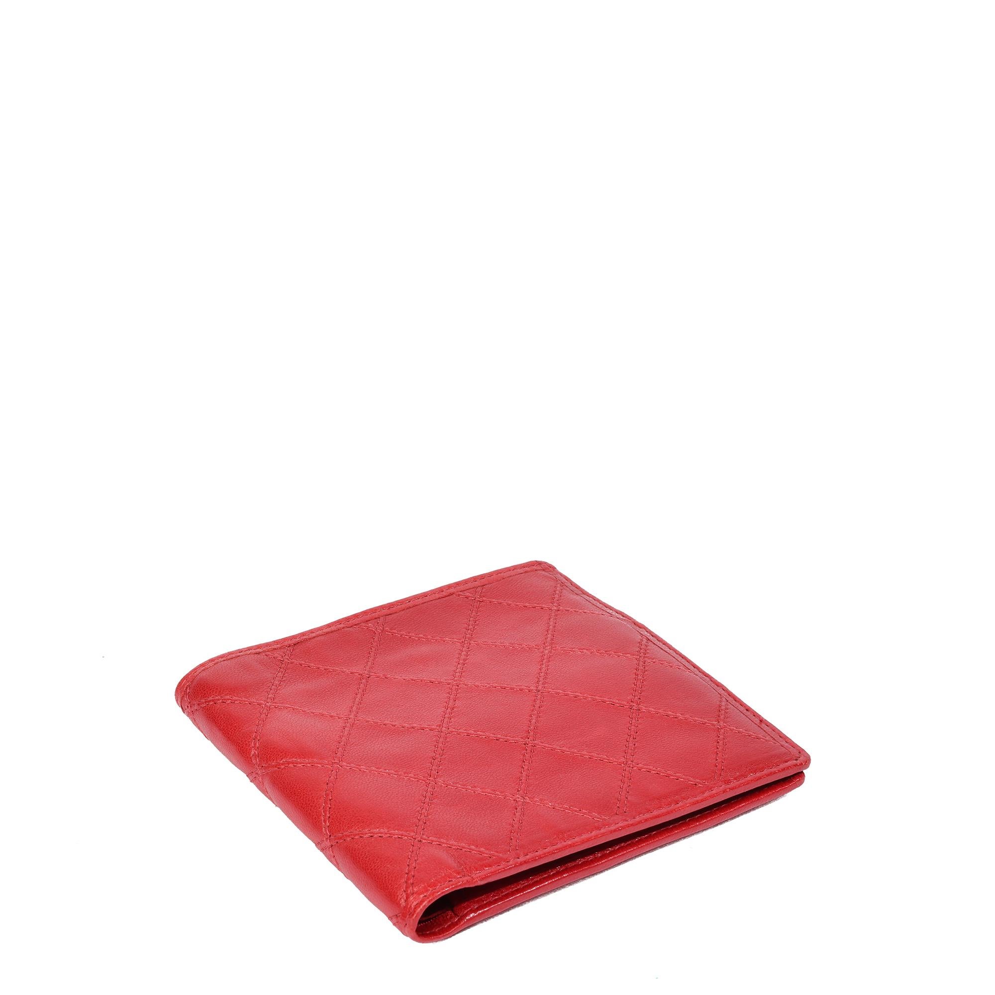 Chanel Rote gesteppte Vintage Bi Fold Brieftasche aus Lammfell  im Zustand „Hervorragend“ im Angebot in Bishop's Stortford, Hertfordshire