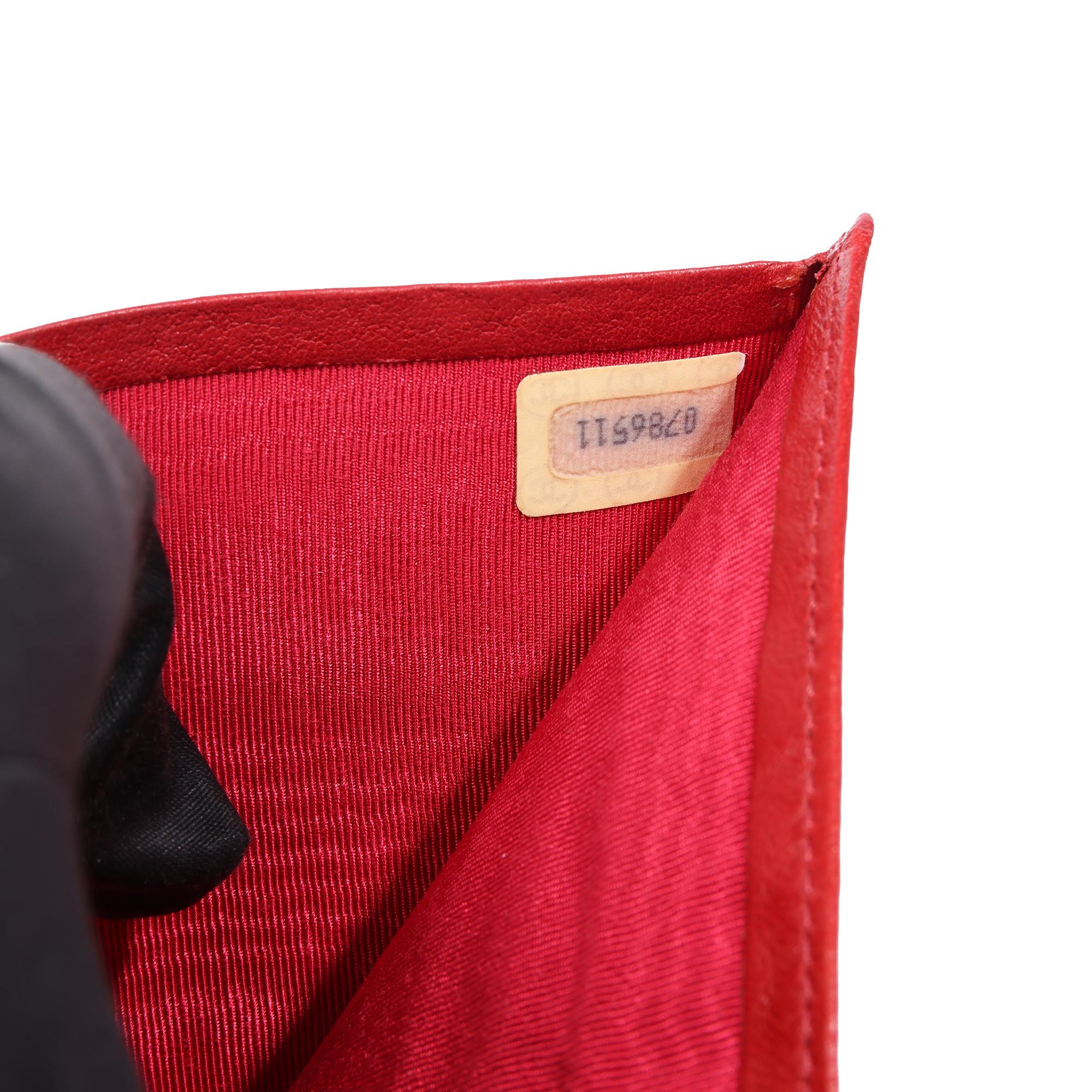 Chanel Rote gesteppte Vintage Bi Fold Brieftasche aus Lammfell  im Angebot 2