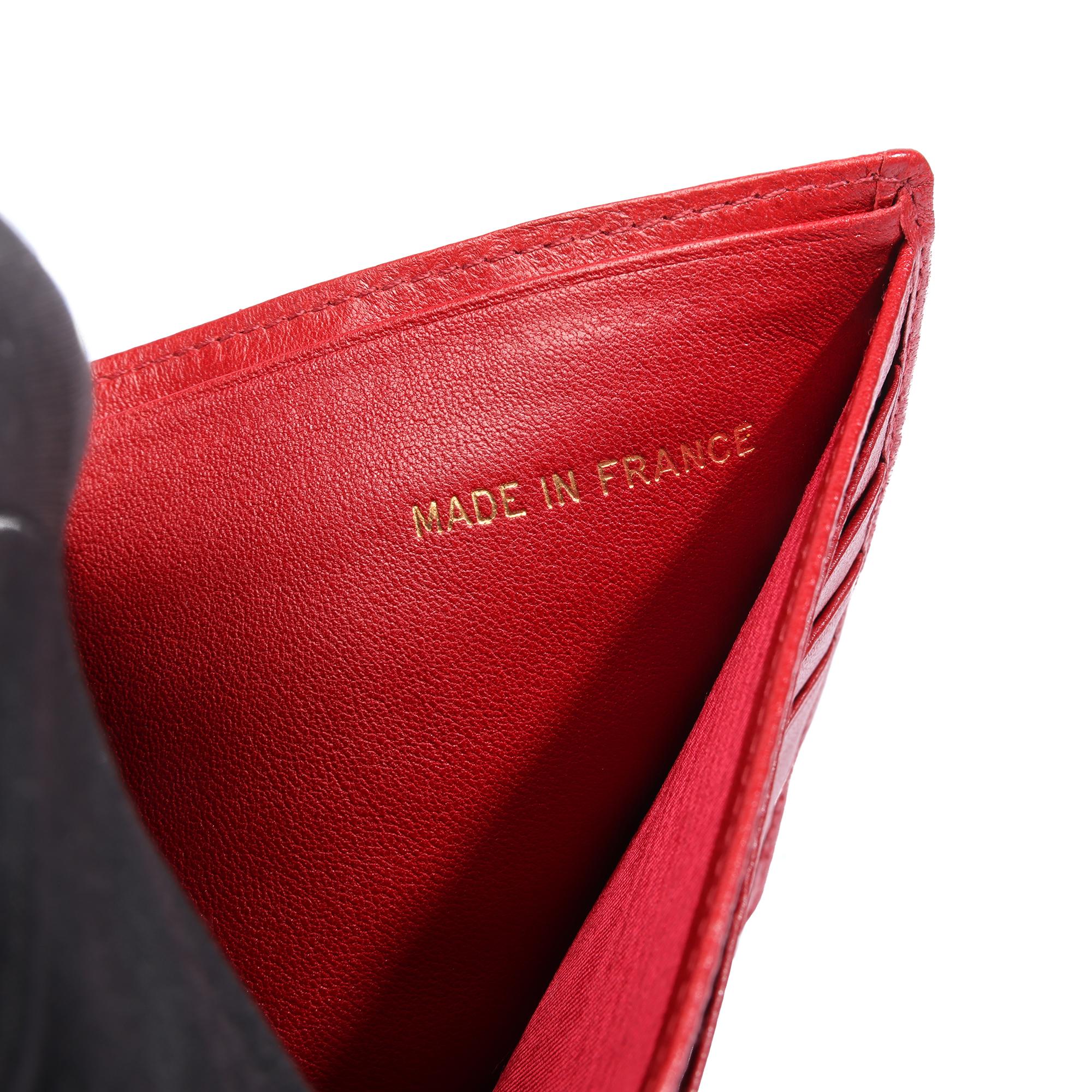 Chanel Rote gesteppte Vintage Bi Fold Brieftasche aus Lammfell  im Angebot 3