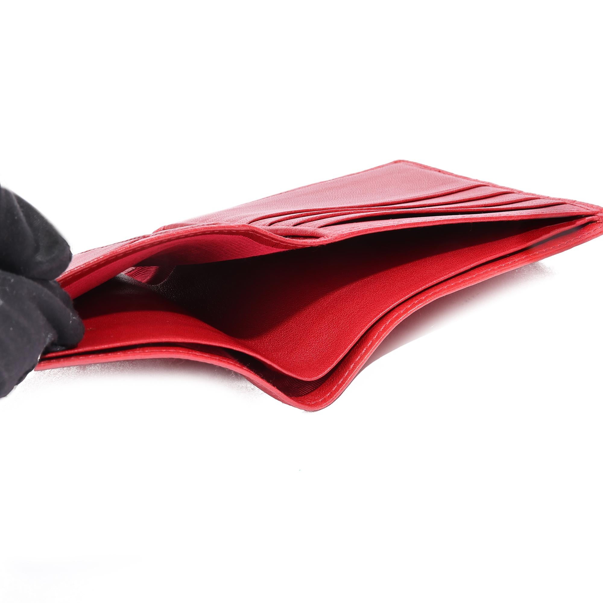 Chanel Rote gesteppte Vintage Bi Fold Brieftasche aus Lammfell  im Angebot 4