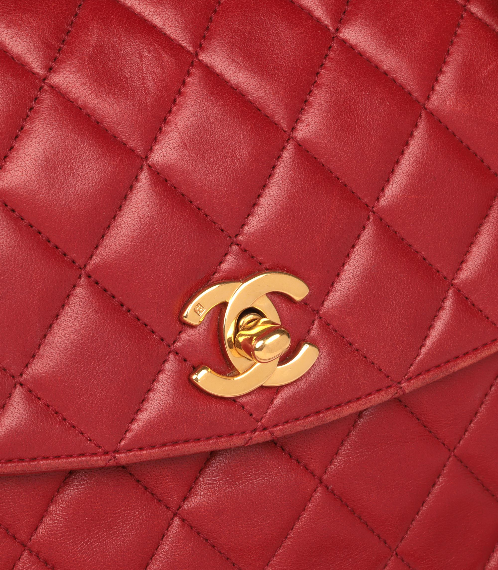 Chanel Rote gesteppte Vintage Medium Classic Single Flap Tasche mit Beutel aus Lammfell im Zustand „Gut“ im Angebot in Bishop's Stortford, Hertfordshire