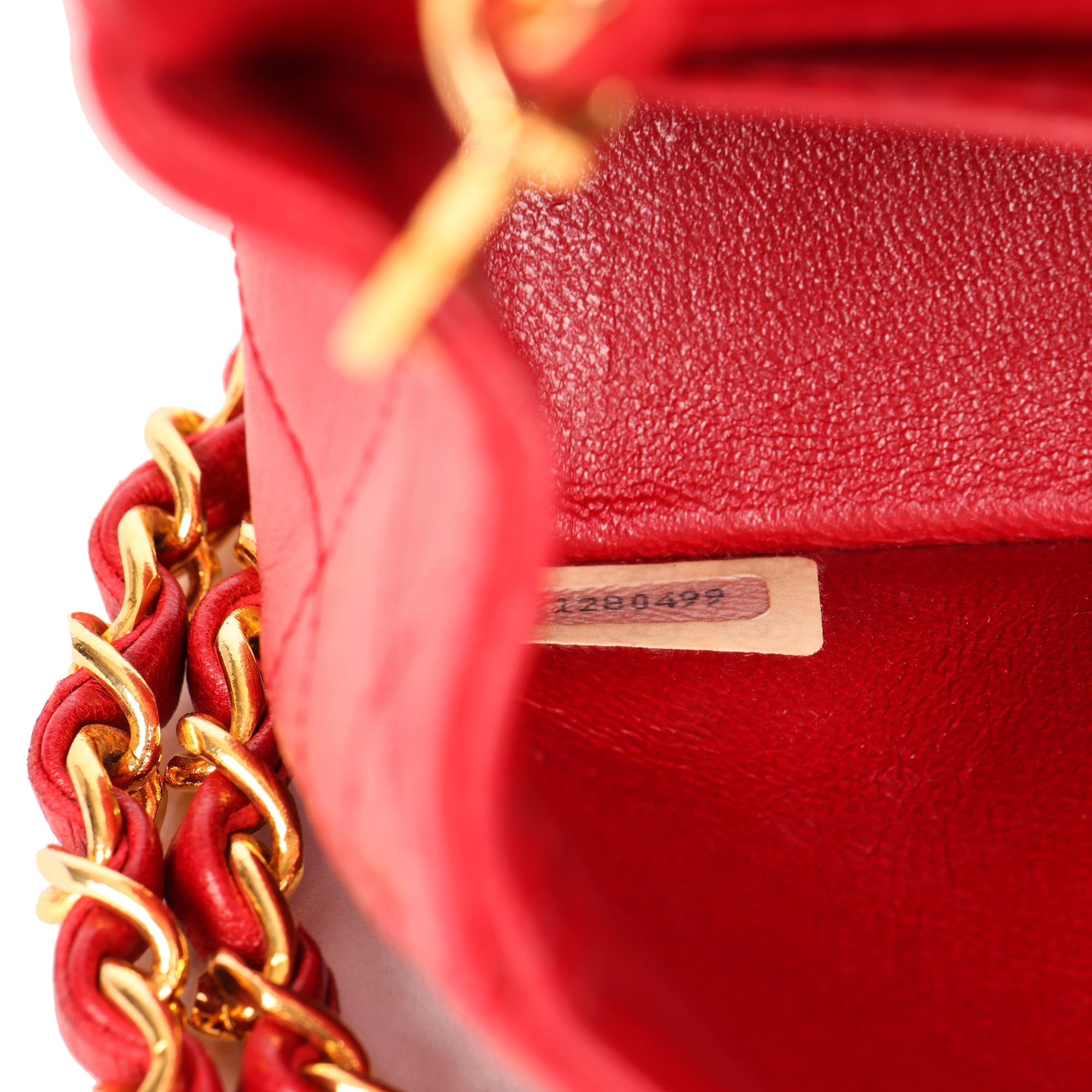 CHANEL Rote gesteppte Vintage-Mini-Tasche aus Lammfell mit voller Klappe im Angebot 7