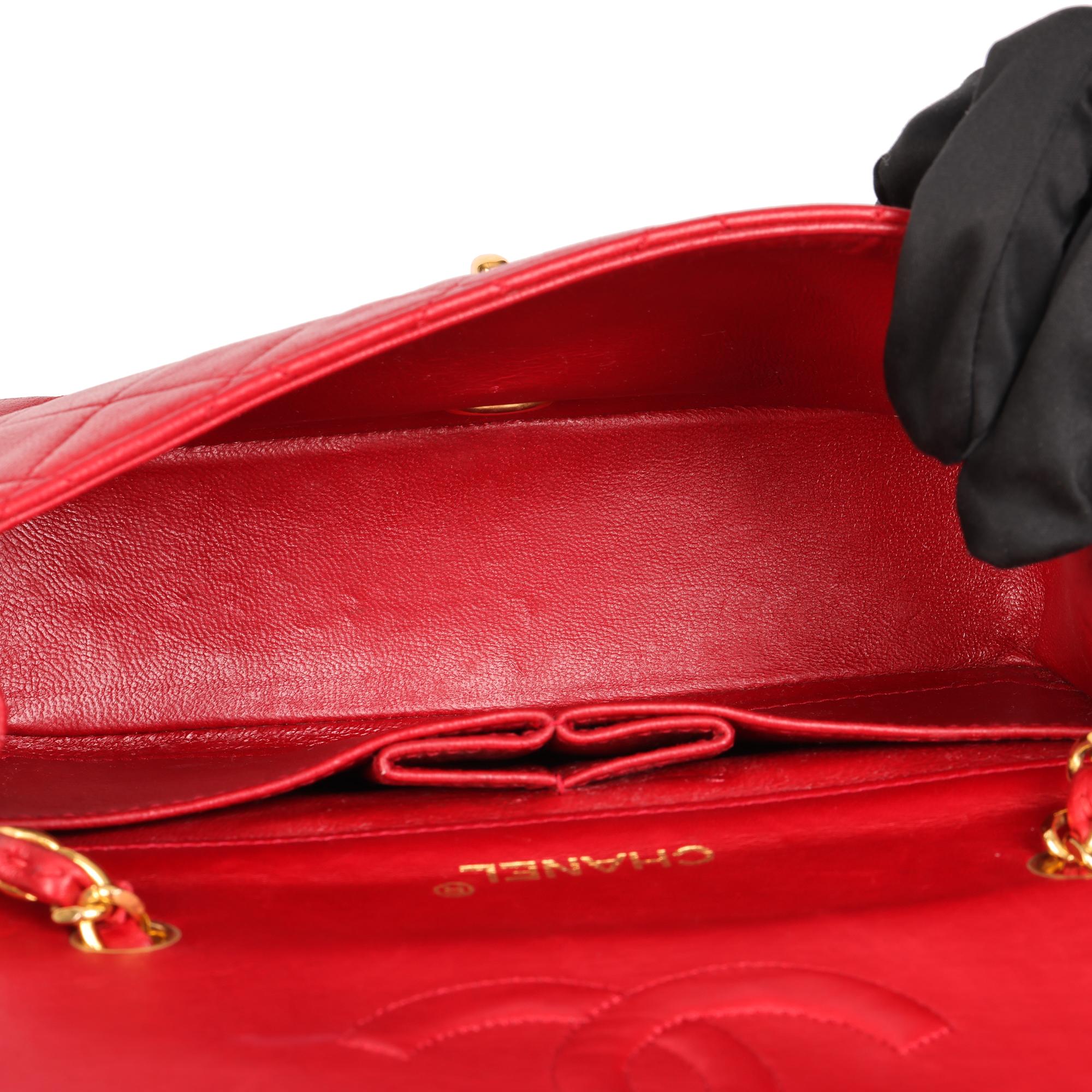 CHANEL Rote gesteppte Vintage-Mini-Tasche aus Lammfell mit voller Klappe im Angebot 8