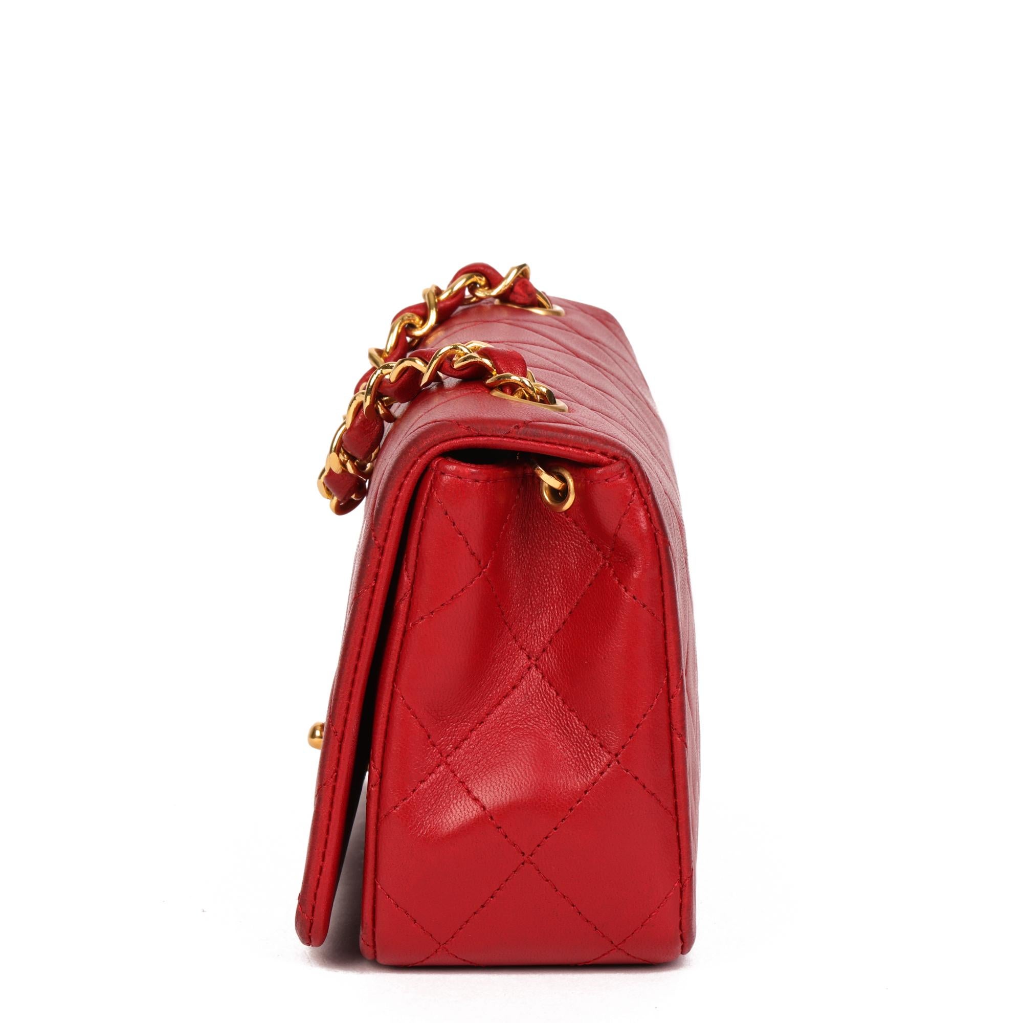 CHANEL Rote gesteppte Vintage-Mini-Tasche aus Lammfell mit voller Klappe Damen im Angebot