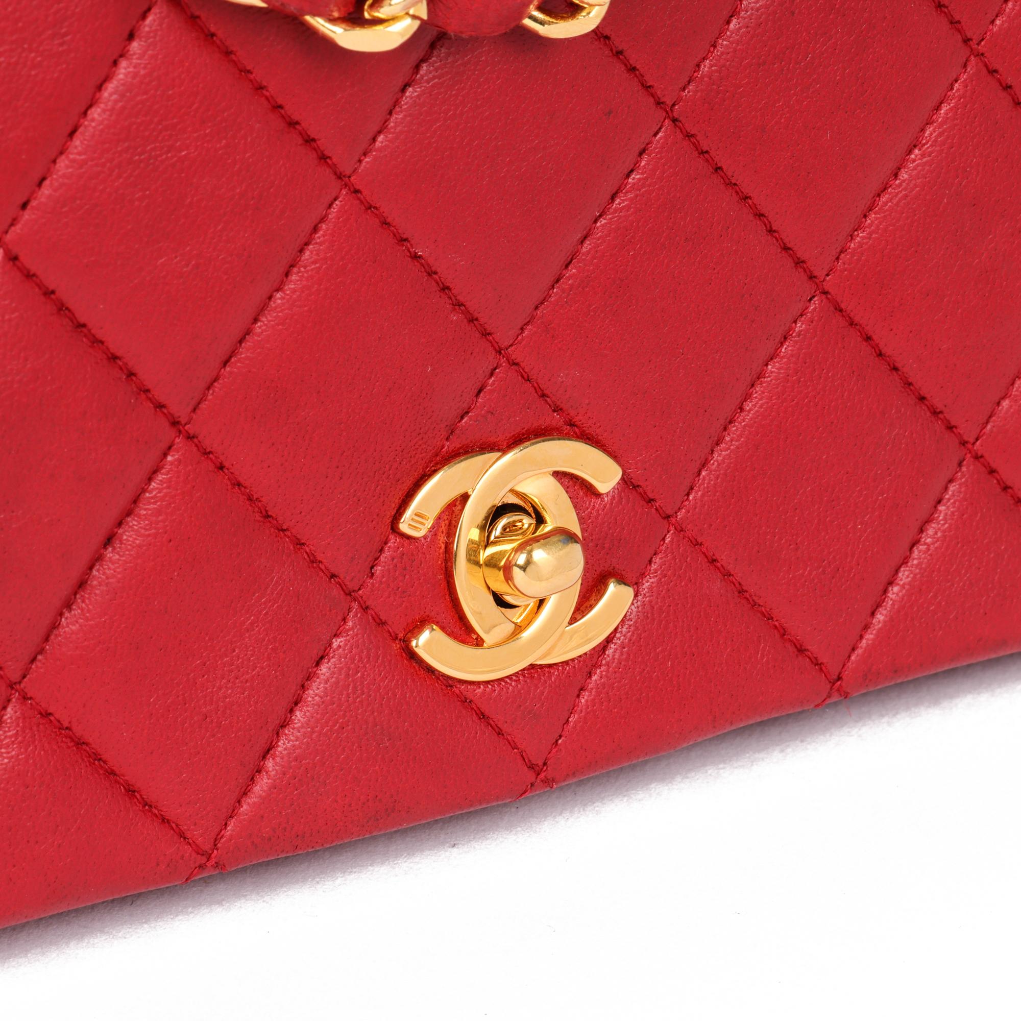CHANEL Rote gesteppte Vintage-Mini-Tasche aus Lammfell mit voller Klappe im Angebot 3