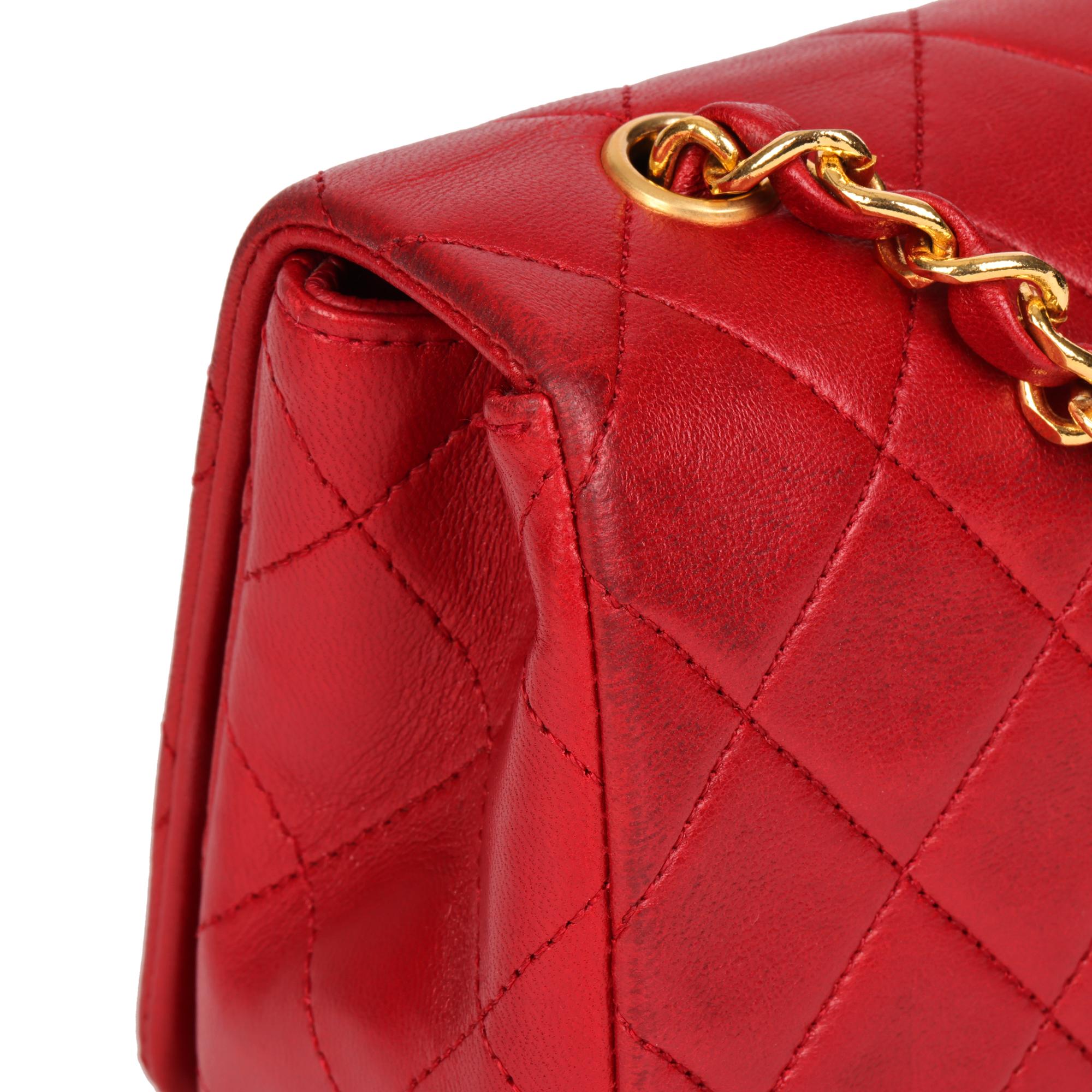 CHANEL Rote gesteppte Vintage-Mini-Tasche aus Lammfell mit voller Klappe im Angebot 4