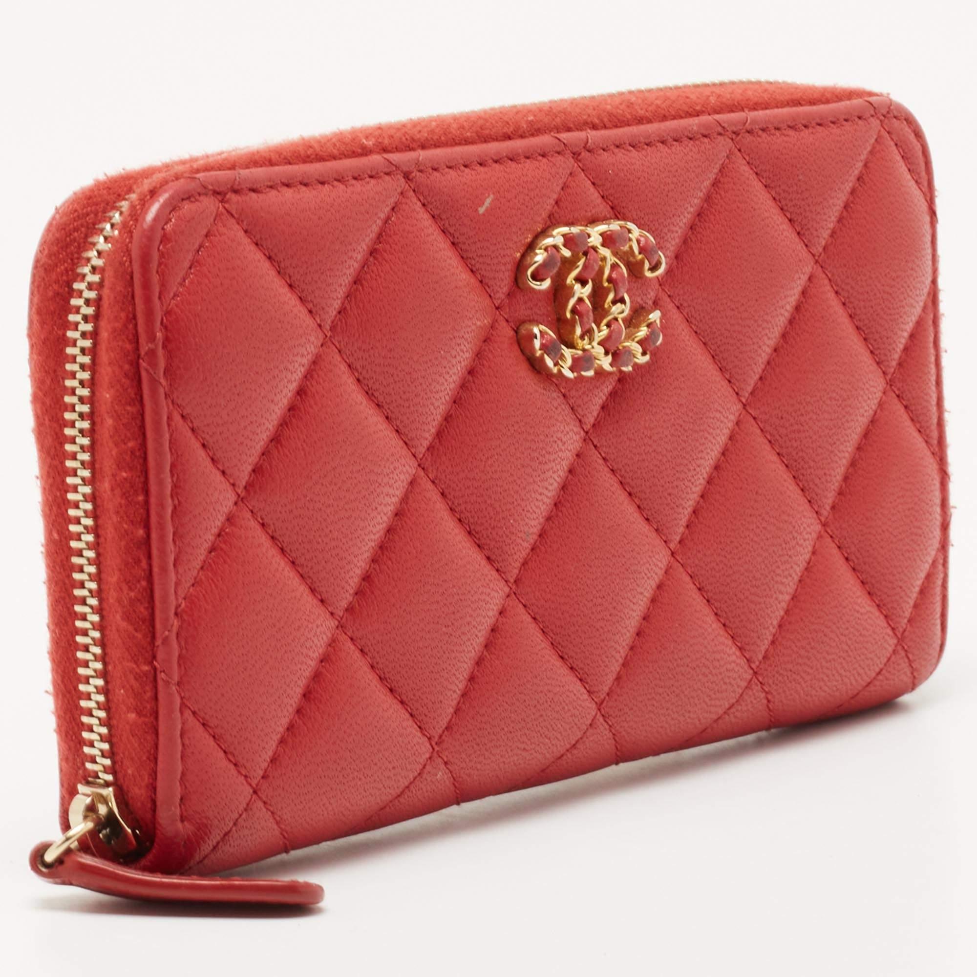 Chanel Red Quilted Leather 19 Zipped Wallet In Good Condition In Dubai, Al Qouz 2