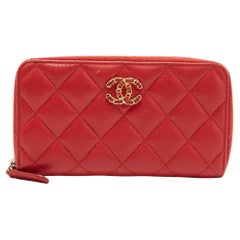 Chanel Rotes gestepptes Leder 19 Brieftasche mit Reißverschluss