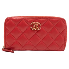 Chanel Portafoglio 19 con zip in pelle trapuntata rossa