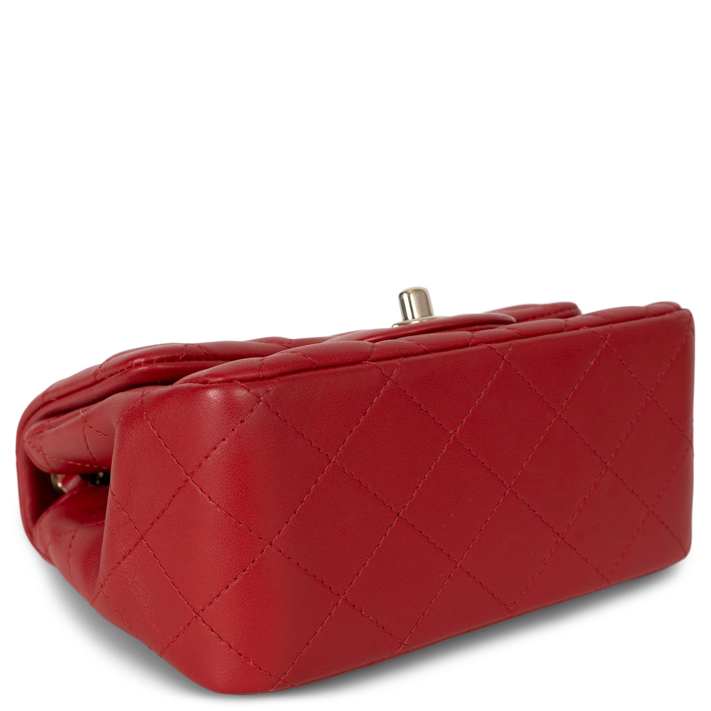 Chanel, borsa a tracolla in pelle trapuntata rossa 20S CLASSIC MINI SQUARE In condizioni ottime in vendita a Zürich, CH