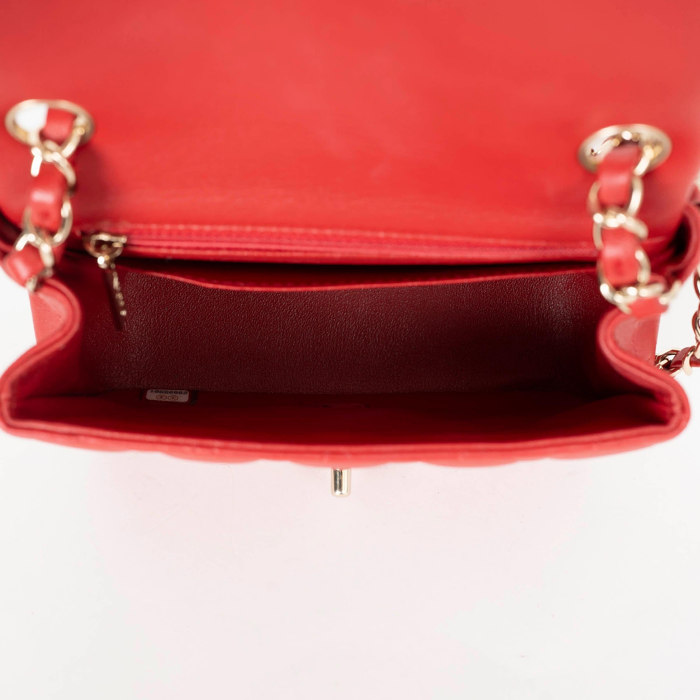 Donna Chanel, borsa a tracolla in pelle trapuntata rossa 20S CLASSIC MINI SQUARE in vendita