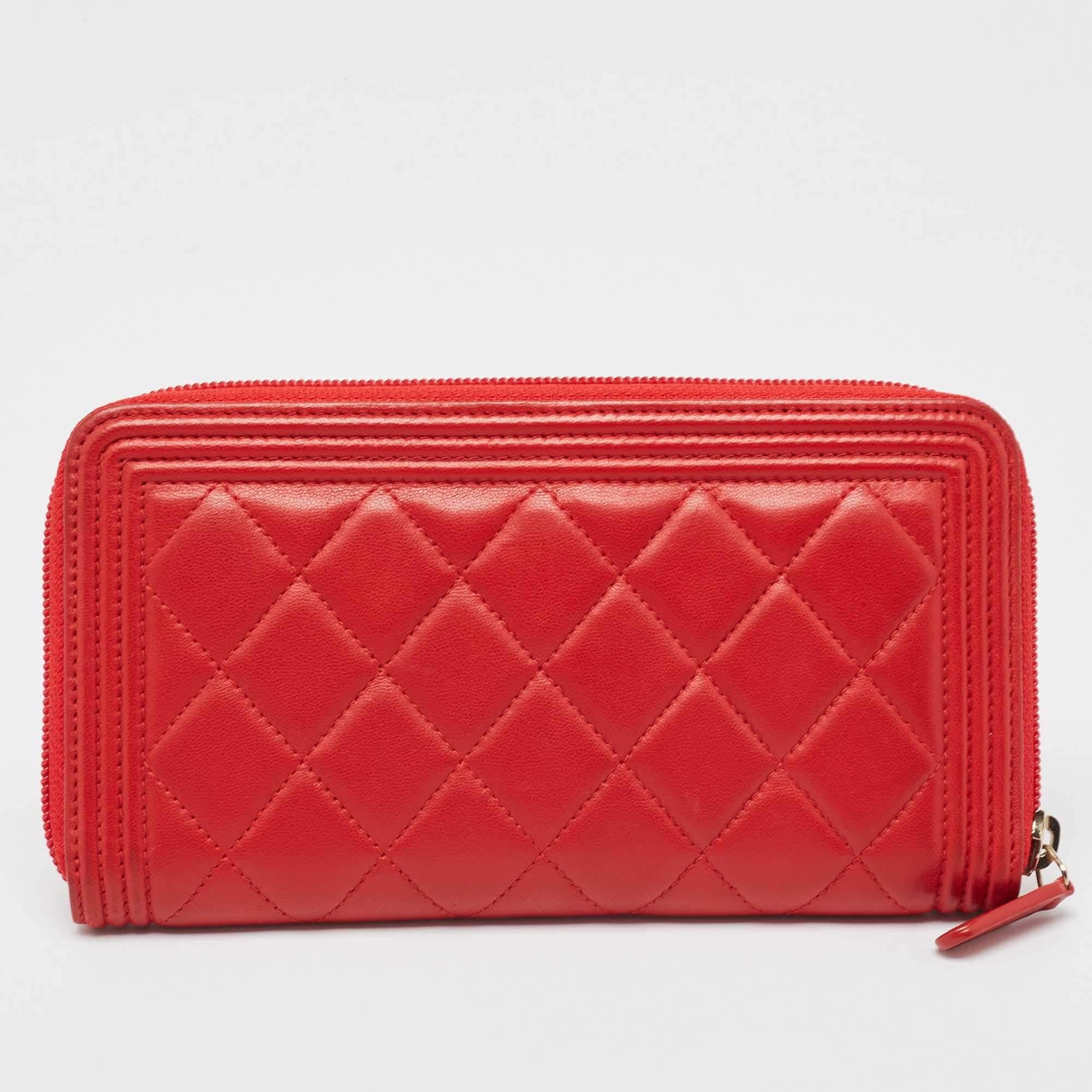 This wallet is conveniently designed for everyday use. It comes with a well-structured interior for you to neatly arrange your cards and cash. This stylish piece is complete with a sleek appeal.

Includes: Original Dustbag

