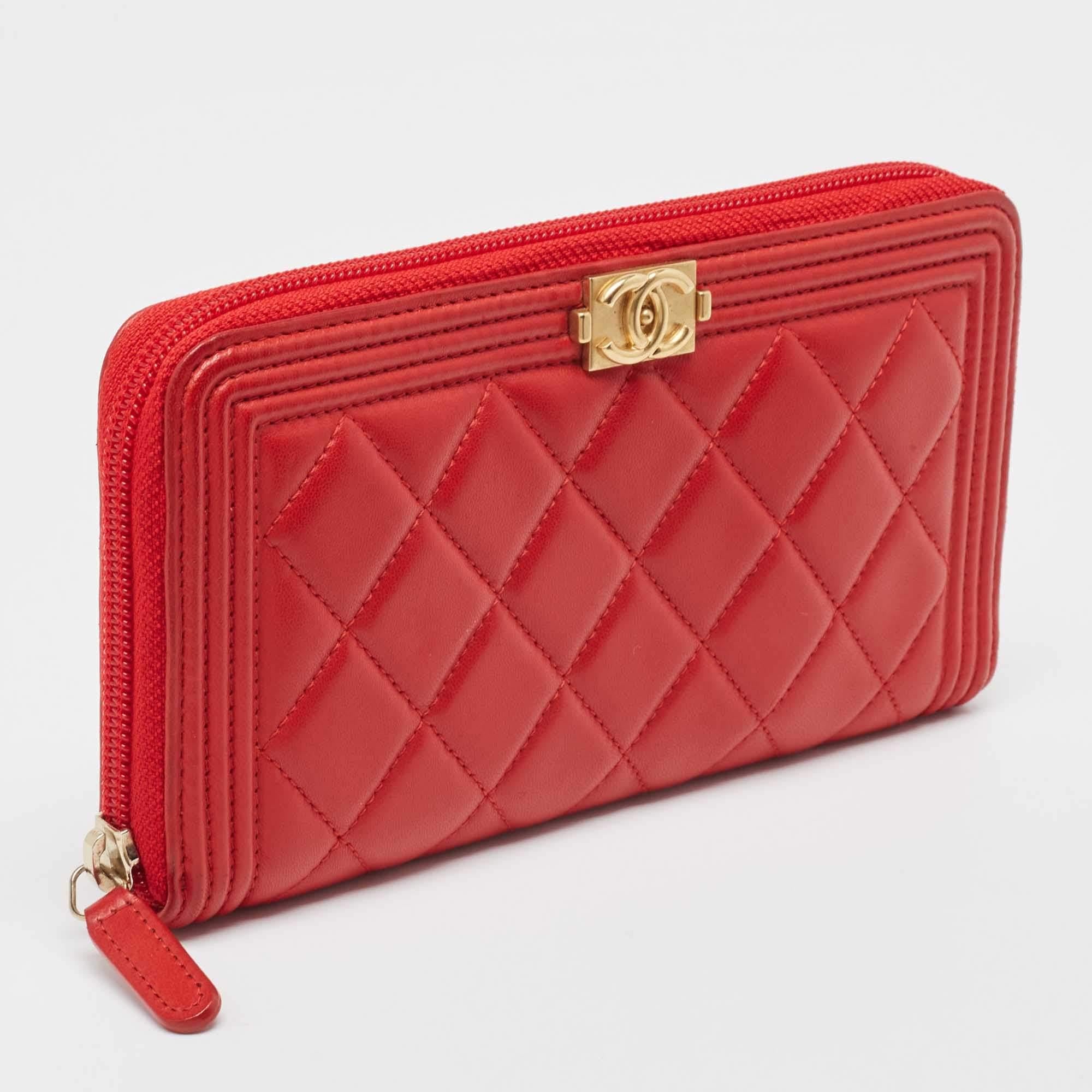 Chanel Red Quilted Leather Boy Zip Around Wallet In Good Condition For Sale In Dubai, Al Qouz 2