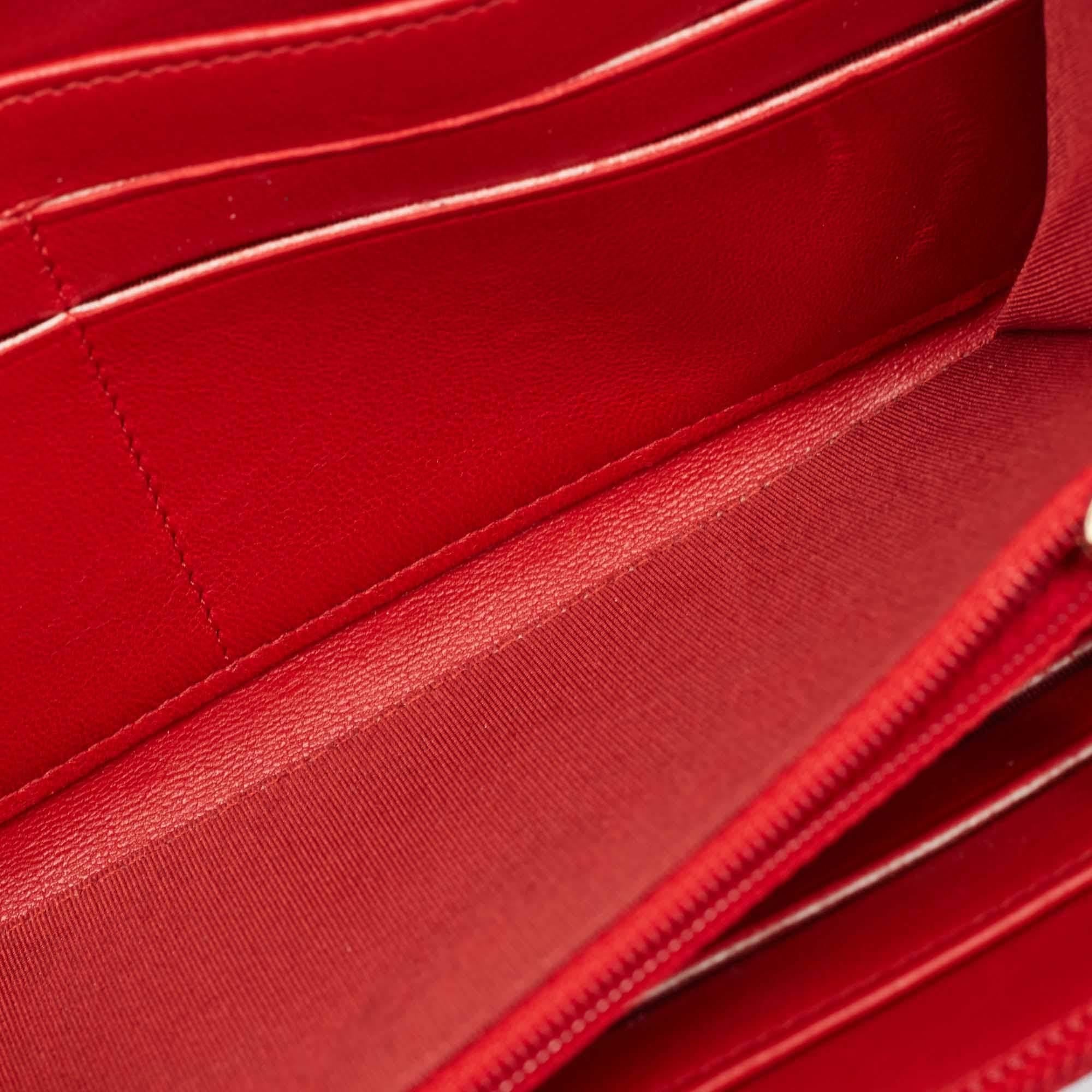 Chanel Rote gesteppte Leder-Brieftasche mit Reißverschluss oben in Rot Damen im Angebot