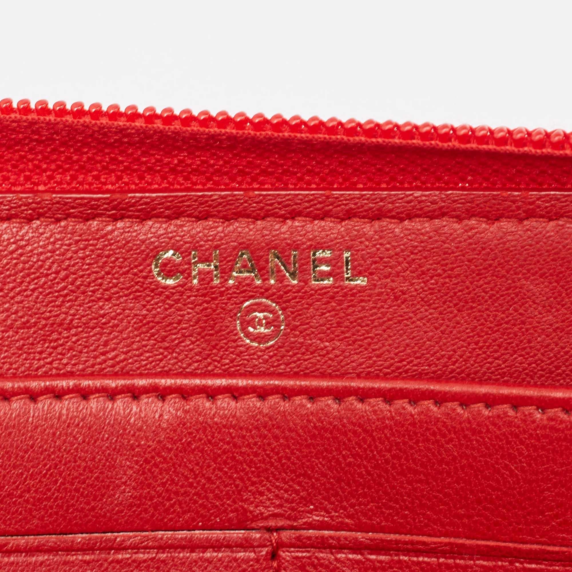 Chanel Rote gesteppte Leder-Brieftasche mit Reißverschluss oben in Rot im Angebot 1