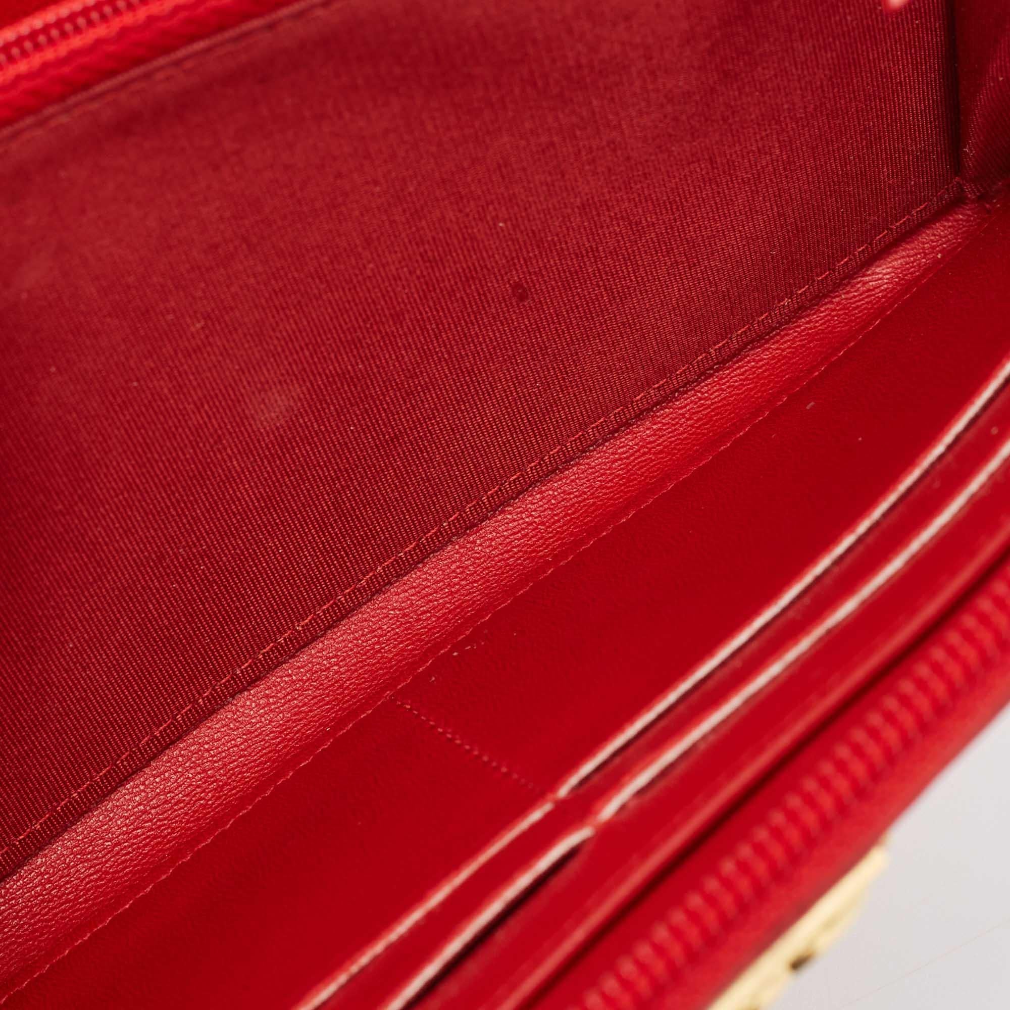 Chanel Rote gesteppte Leder-Brieftasche mit Reißverschluss oben in Rot im Angebot 2