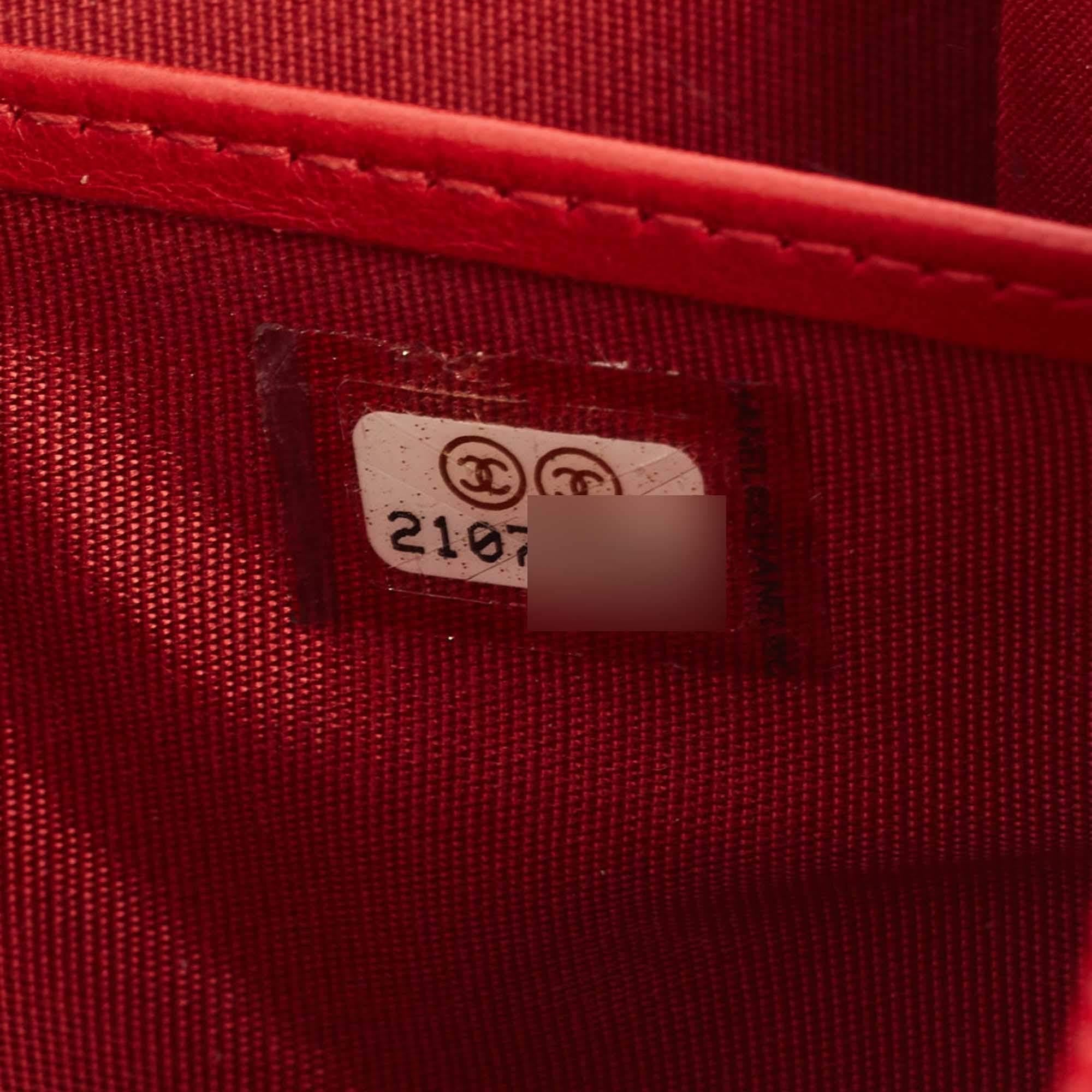 Chanel Rote gesteppte Leder-Brieftasche mit Reißverschluss oben in Rot im Angebot 3