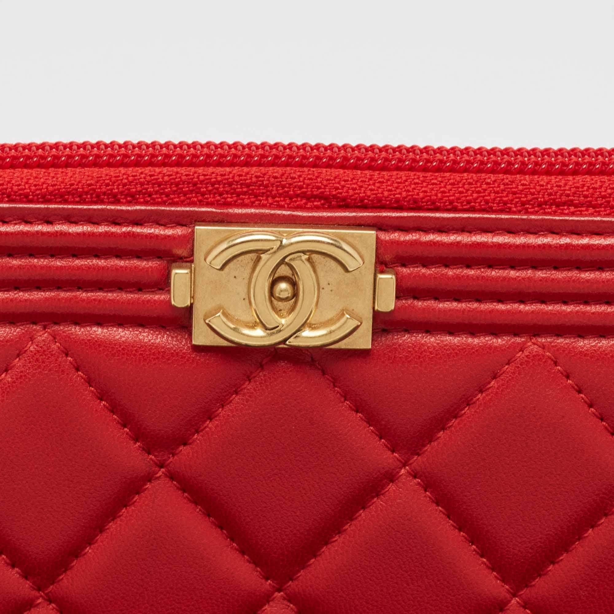 Chanel Rote gesteppte Leder-Brieftasche mit Reißverschluss oben in Rot im Angebot 4