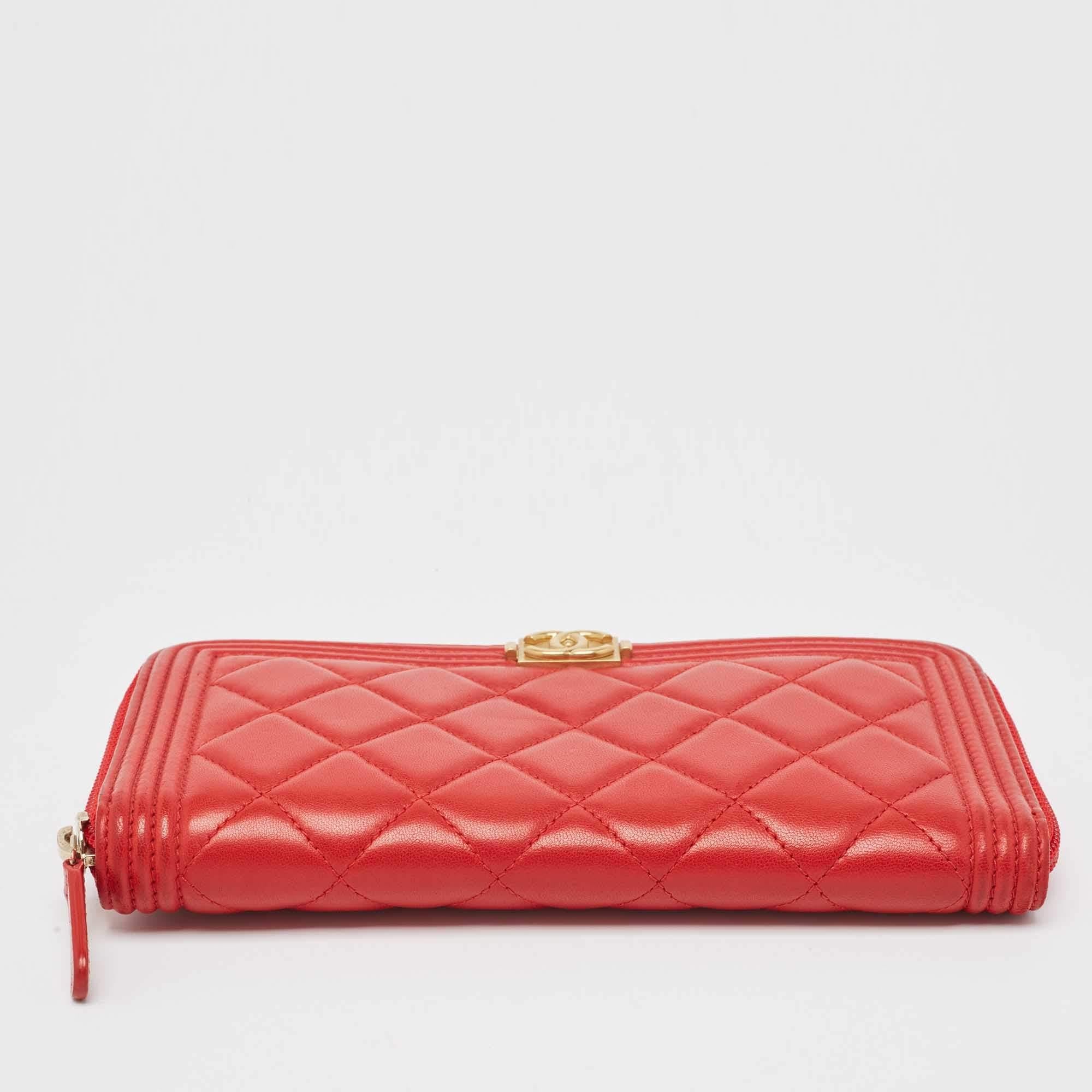 Chanel Rote gesteppte Leder-Brieftasche mit Reißverschluss oben in Rot im Angebot 5