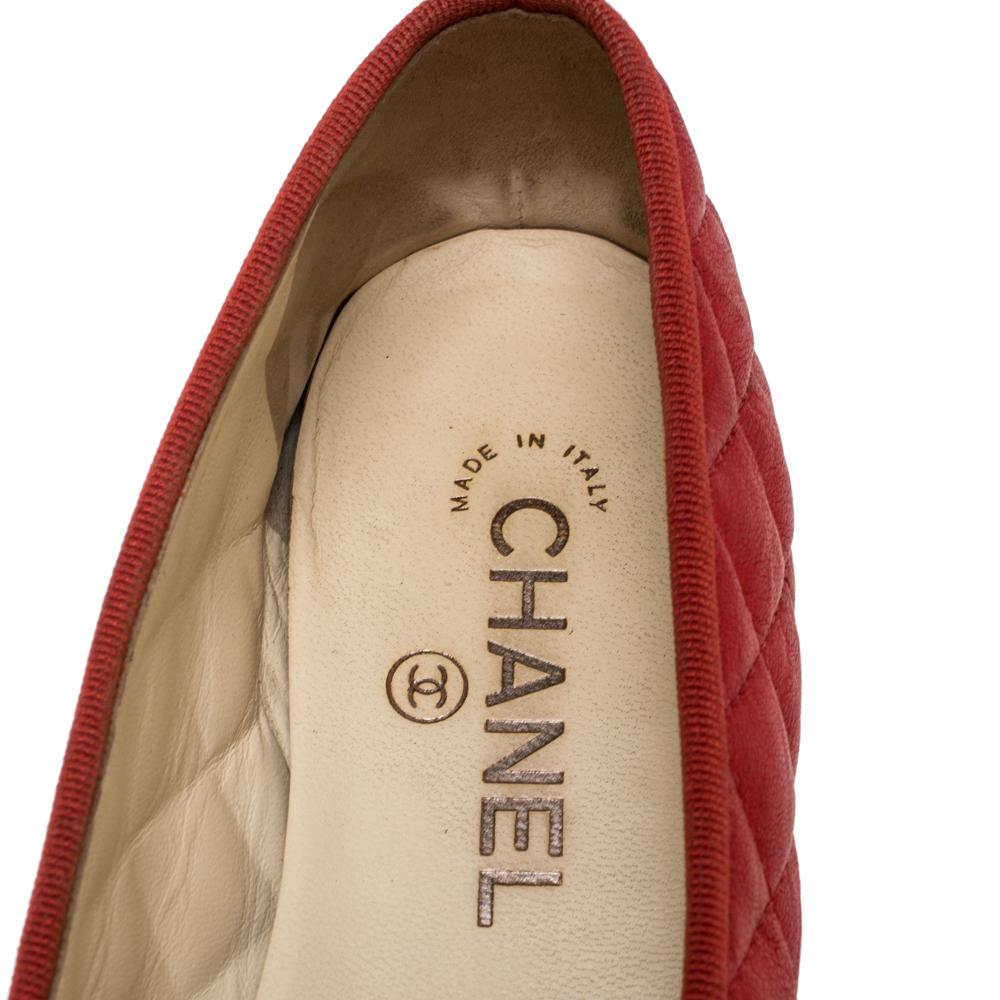 Chanel Red Quilted Leather CC Ballet Flats Size 38.5 In Good Condition In Dubai, Al Qouz 2