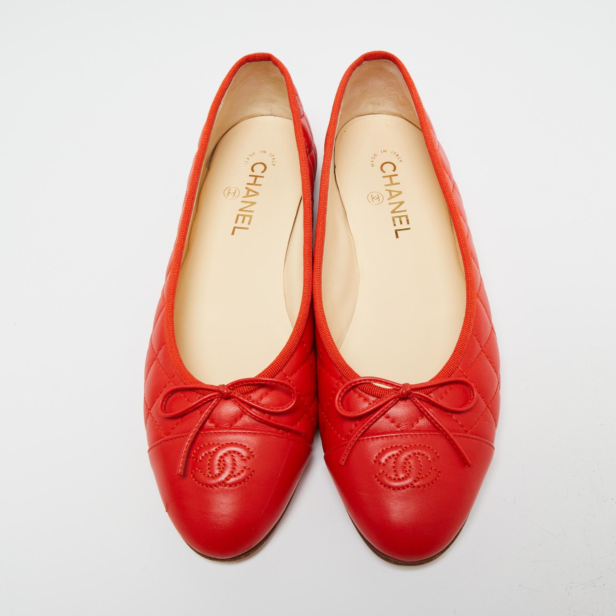 These minimal Chanel ballet flats are perfect for long hours of use and just chic enough to wear to work. Constructed using quilted leather, these shoes feature tonal cap toes with the signature CC detail and little bow detail for that distinct